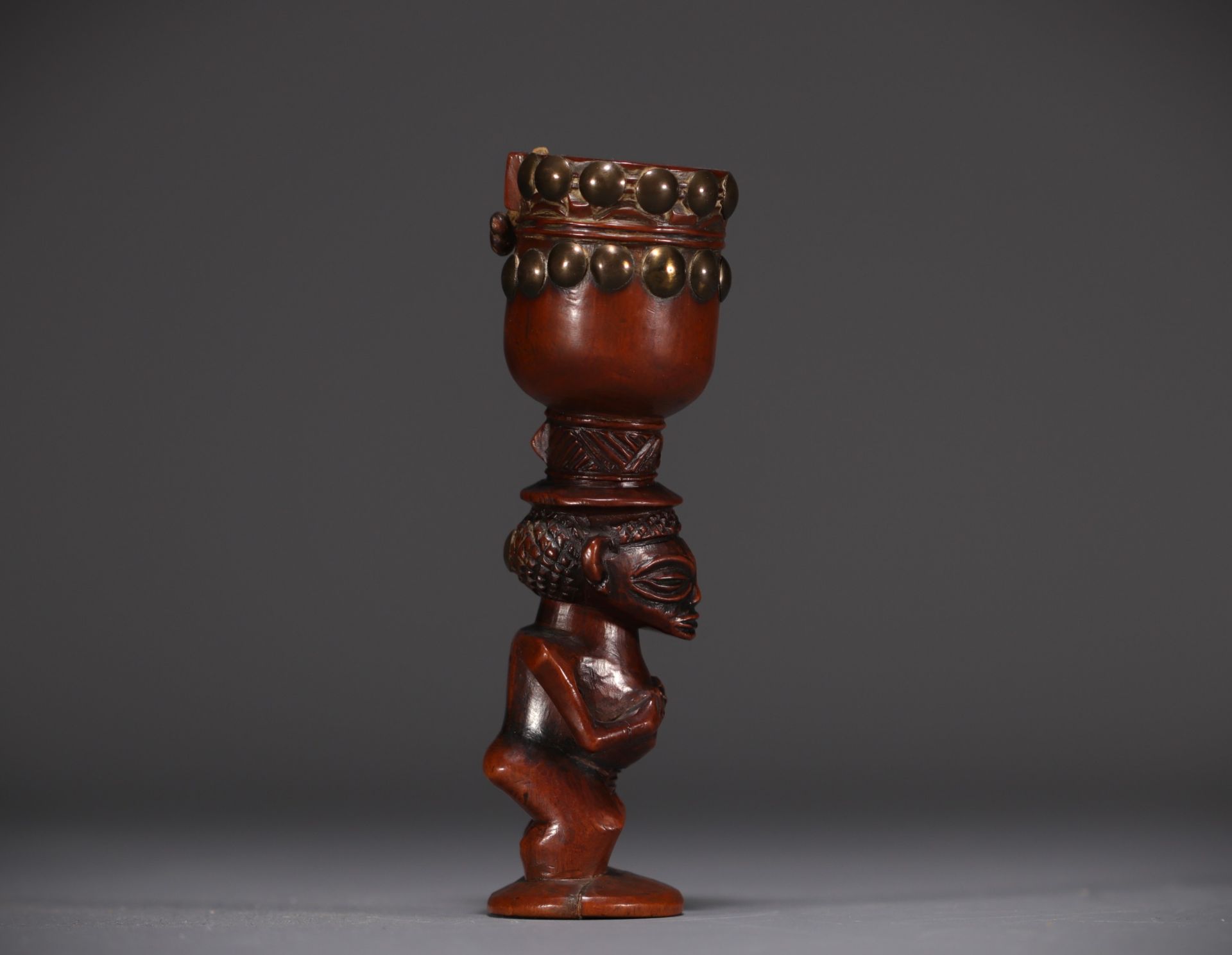 Chokwe tobacco mortar in carved wood with brass nails, early 20th century. - Image 2 of 5