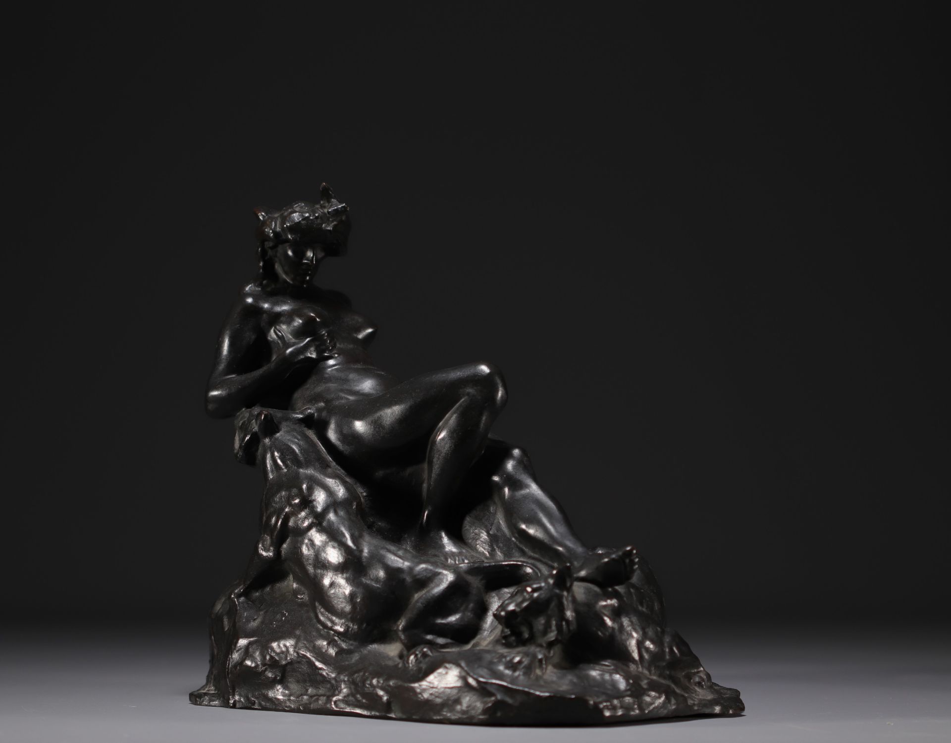 Auguste PUTTEMANS (1866-1922) "Jeune femme nue a la pantheres" Sculpture in bronze with black patina