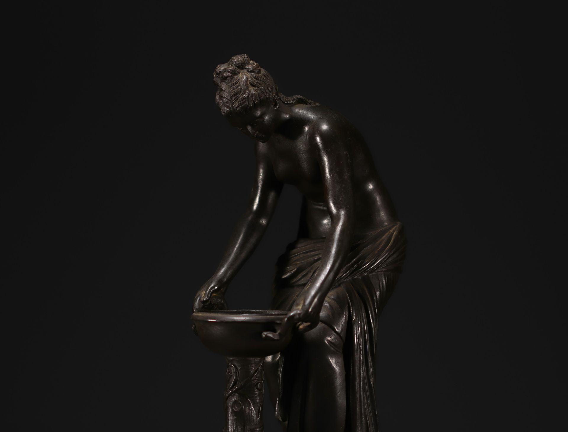 "Venus" Antique bronze with green patina on a two-tone marble base, late 19th century. - Bild 2 aus 4