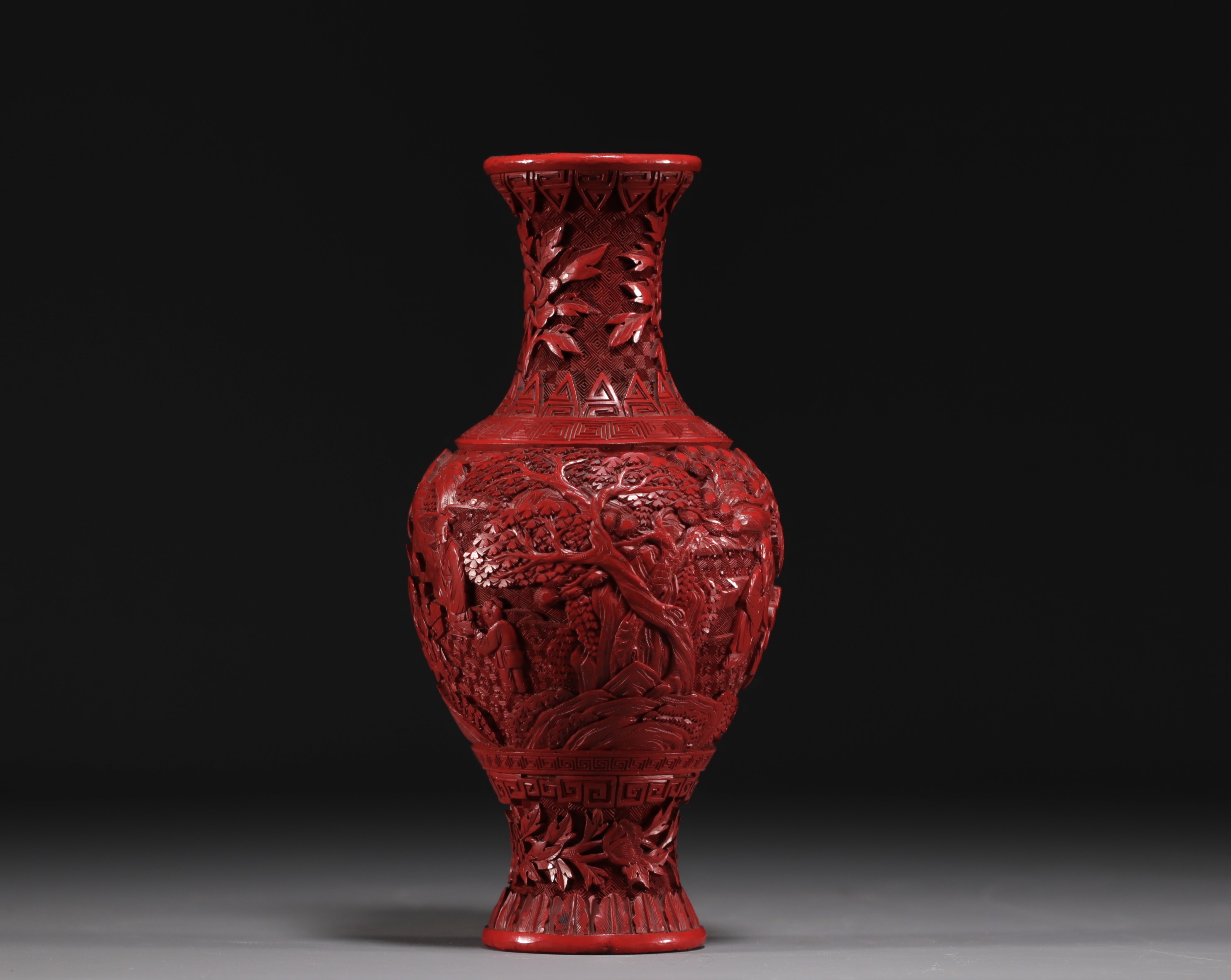 China - An antique cinnabar lacquer vase decorated with figures. - Image 4 of 6