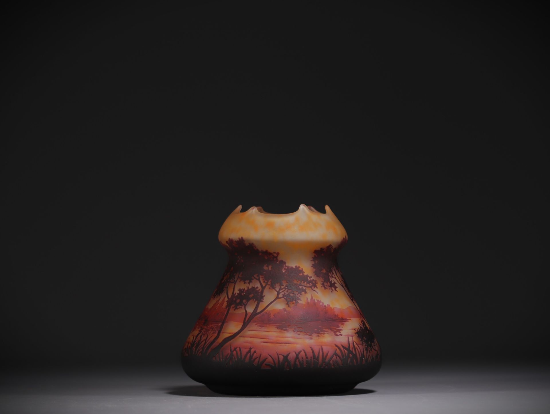 DAUM Nancy - Vase in acid-etched multi-layered glass with lake decoration, signed in the decoration. - Image 3 of 4