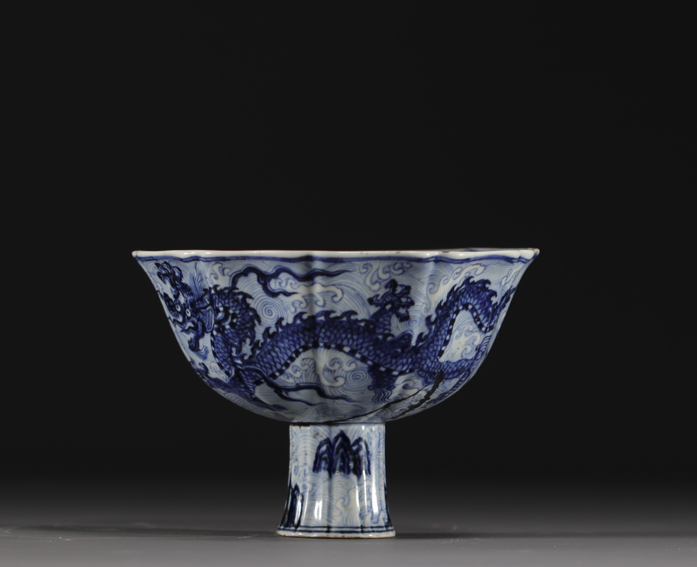 China - Bowl on foot in blue-white porcelain decorated with dragons in waves, Xuande mark. - Image 3 of 8