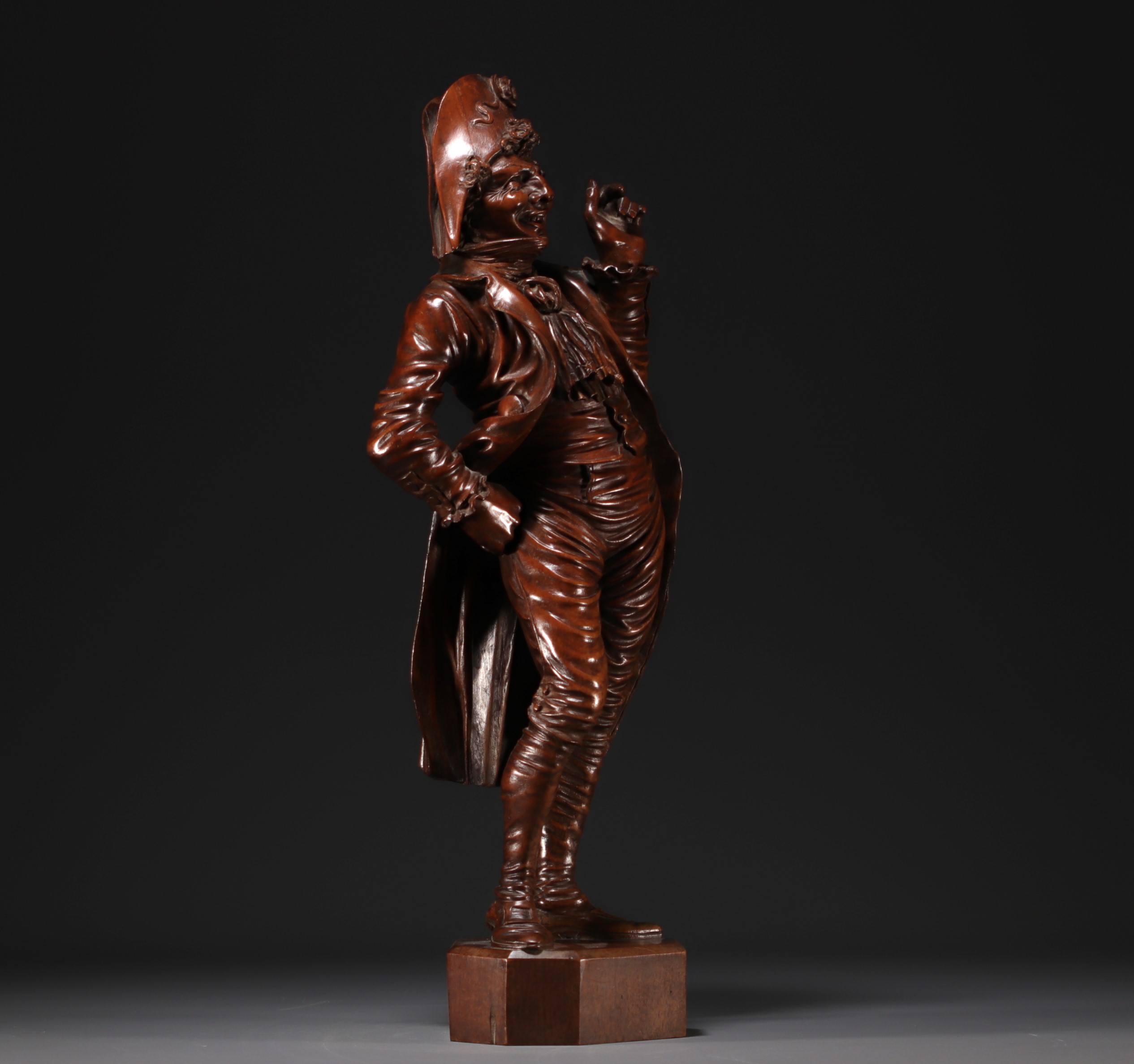 Sculpture representing an "Incroyable du Directoire", an emblematic character, in limewood. - Image 2 of 5