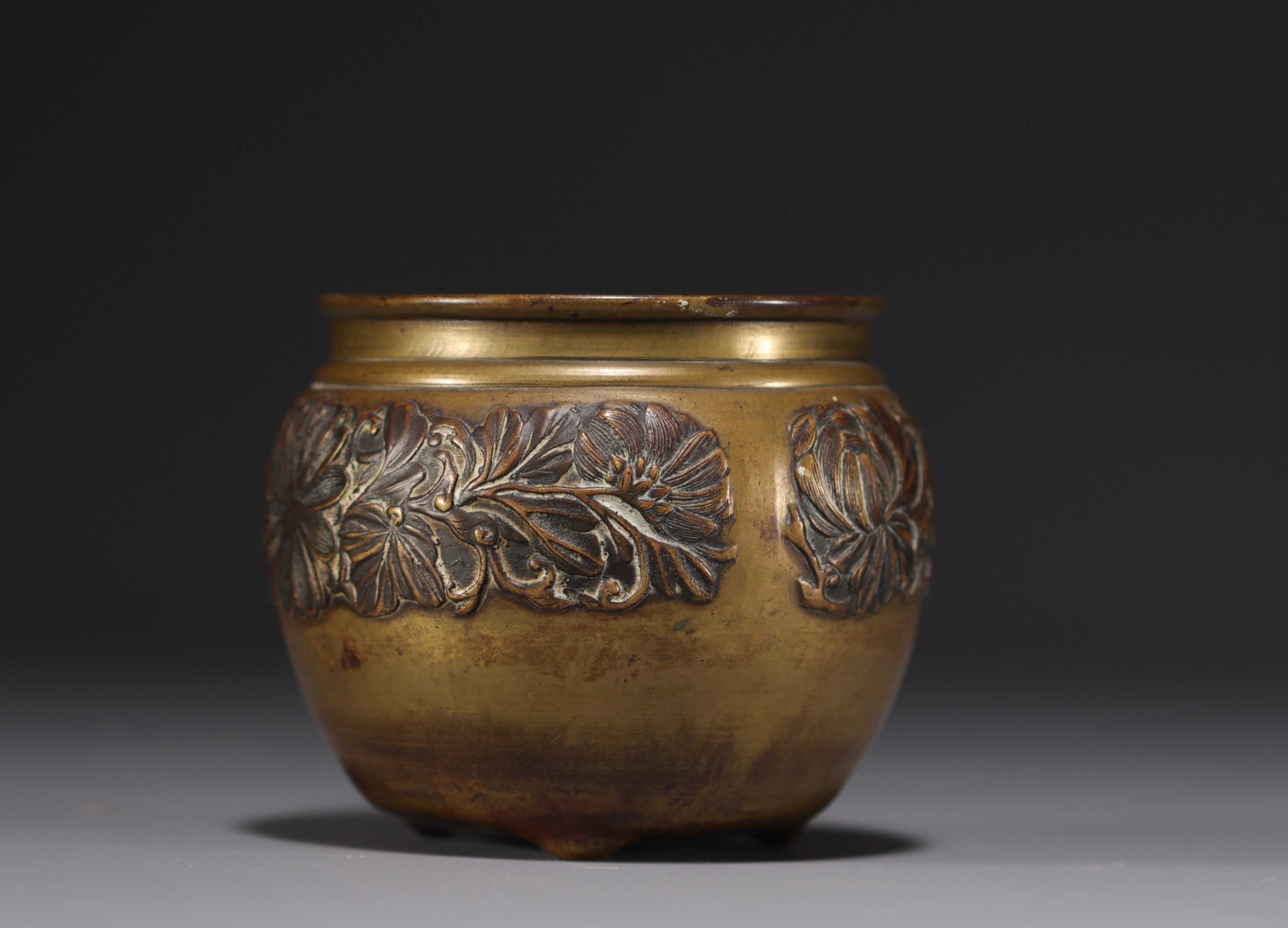 Japan - Bronze offering bowl with flower decoration, Meiji period, late 19th century. - Image 4 of 4