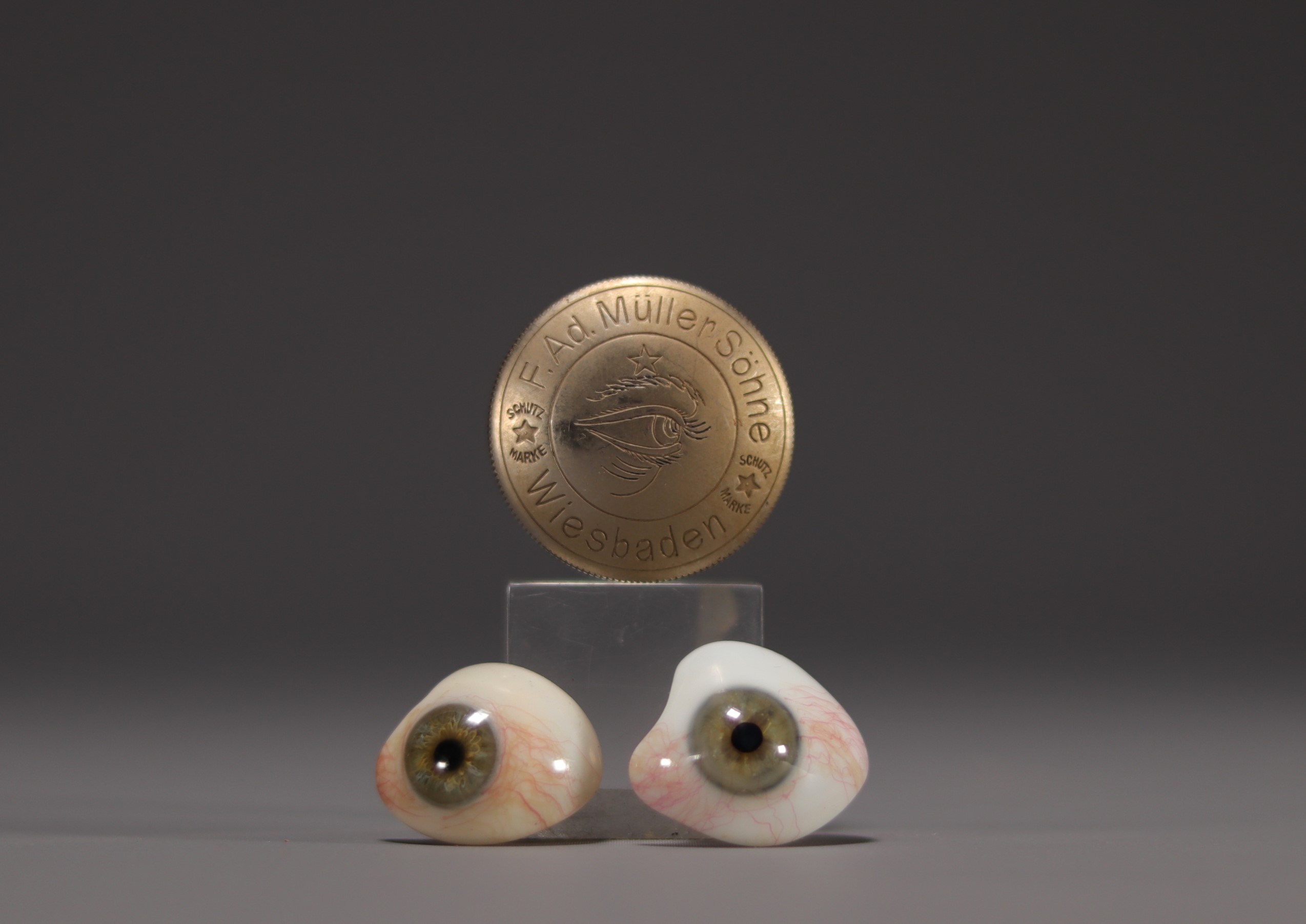 Muller Sohne Wiesbaden - Small box containing two ocular prostheses (glass eyes).