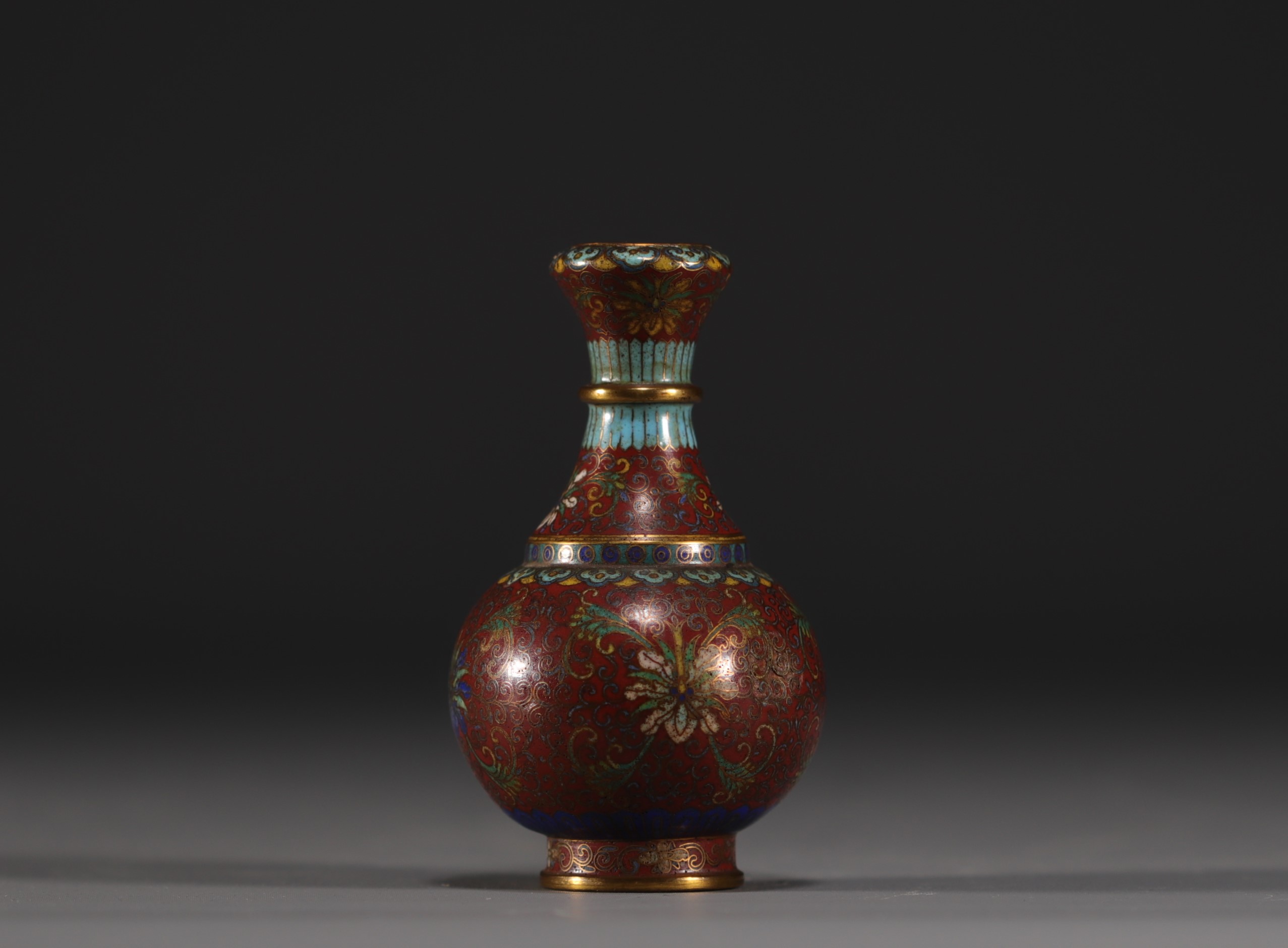 China - Small cloisonne enamel vase, signature under the piece. - Image 3 of 4