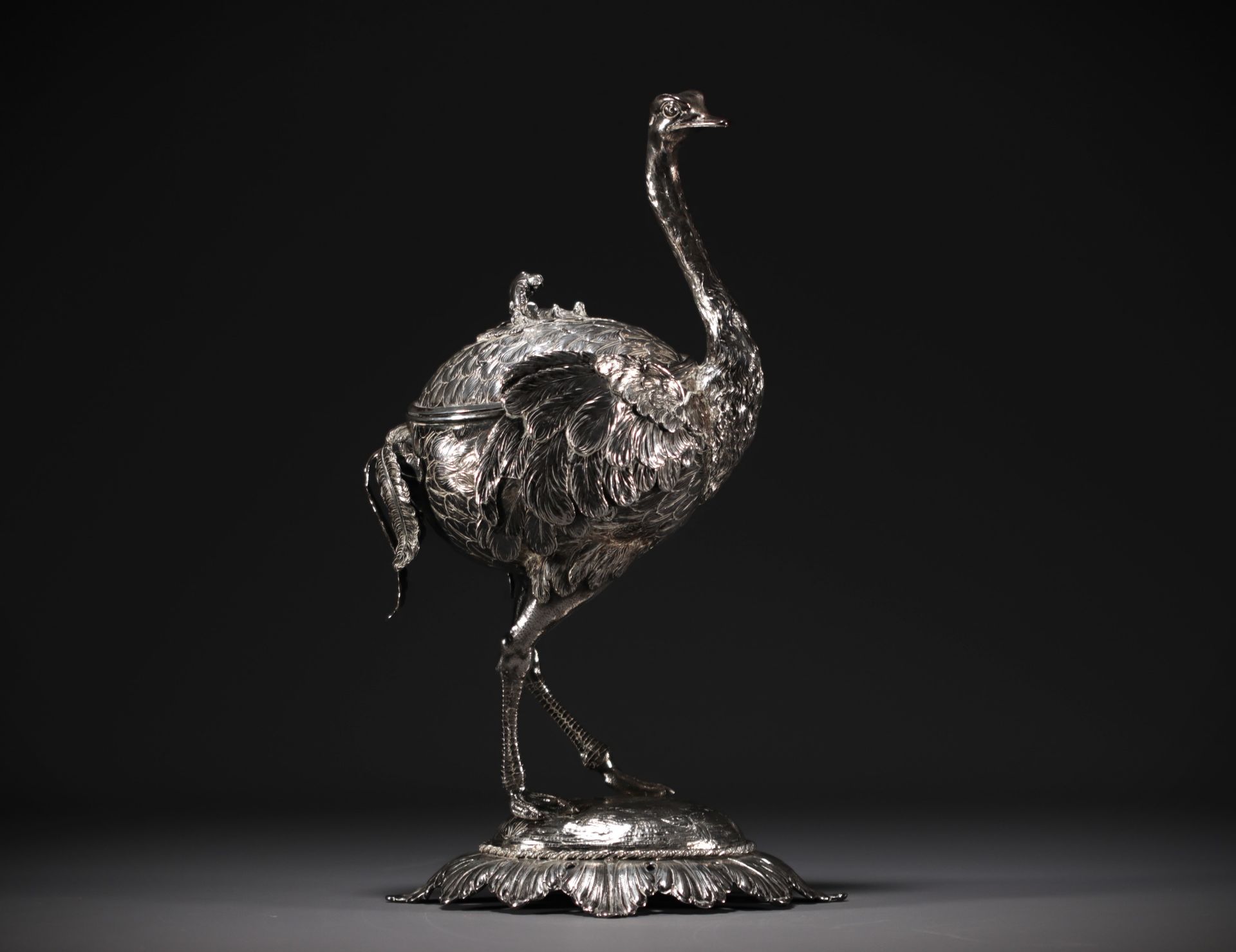 Ostrich in silver and vermeil, imposing covered bowl, table settings, late 19th century.