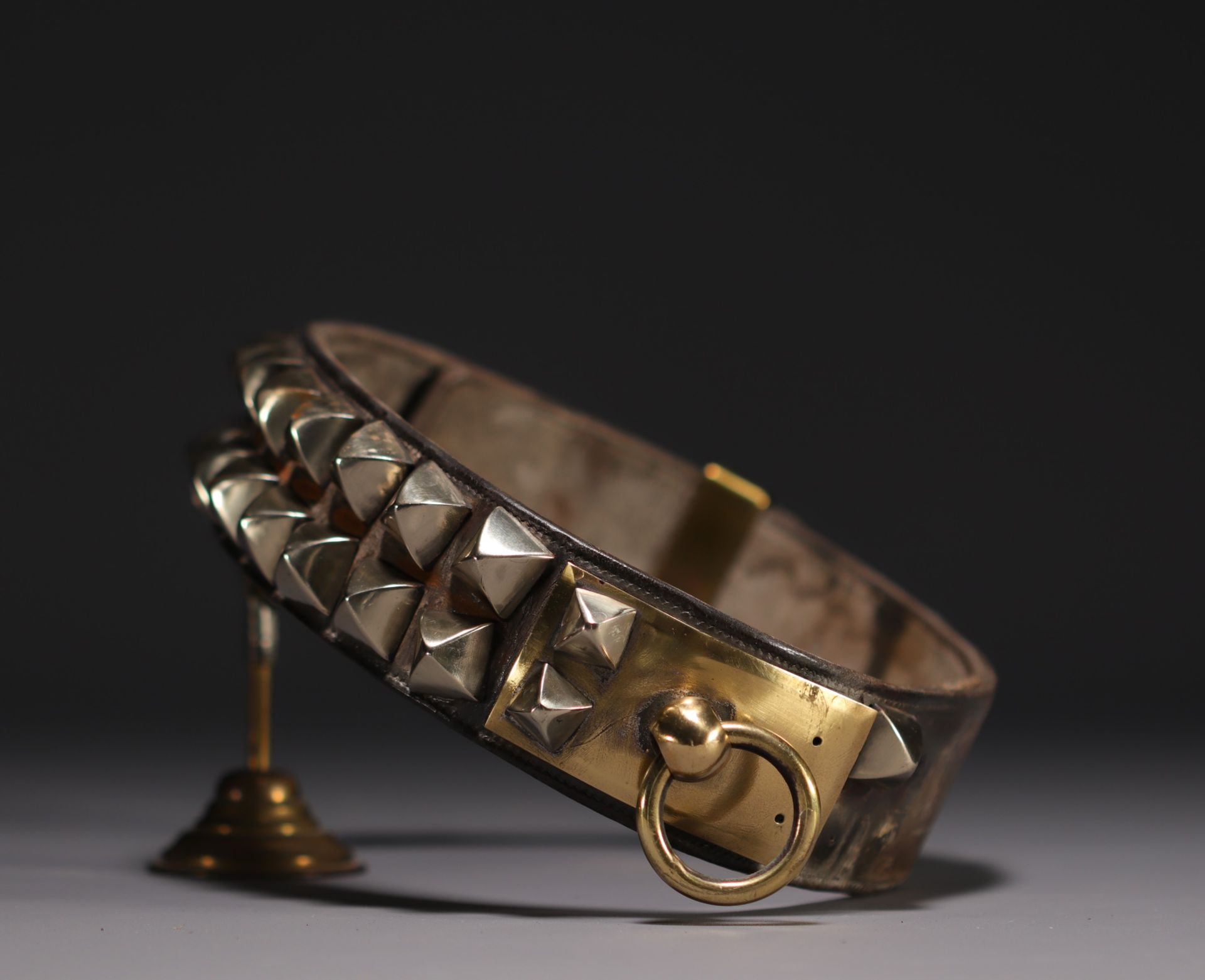 Rare leather dog collar with brass studs and padlock, 19th century. - Bild 2 aus 3