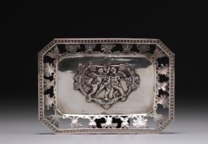 A silver openwork dish decorated with angels and vine branches. 19th century.