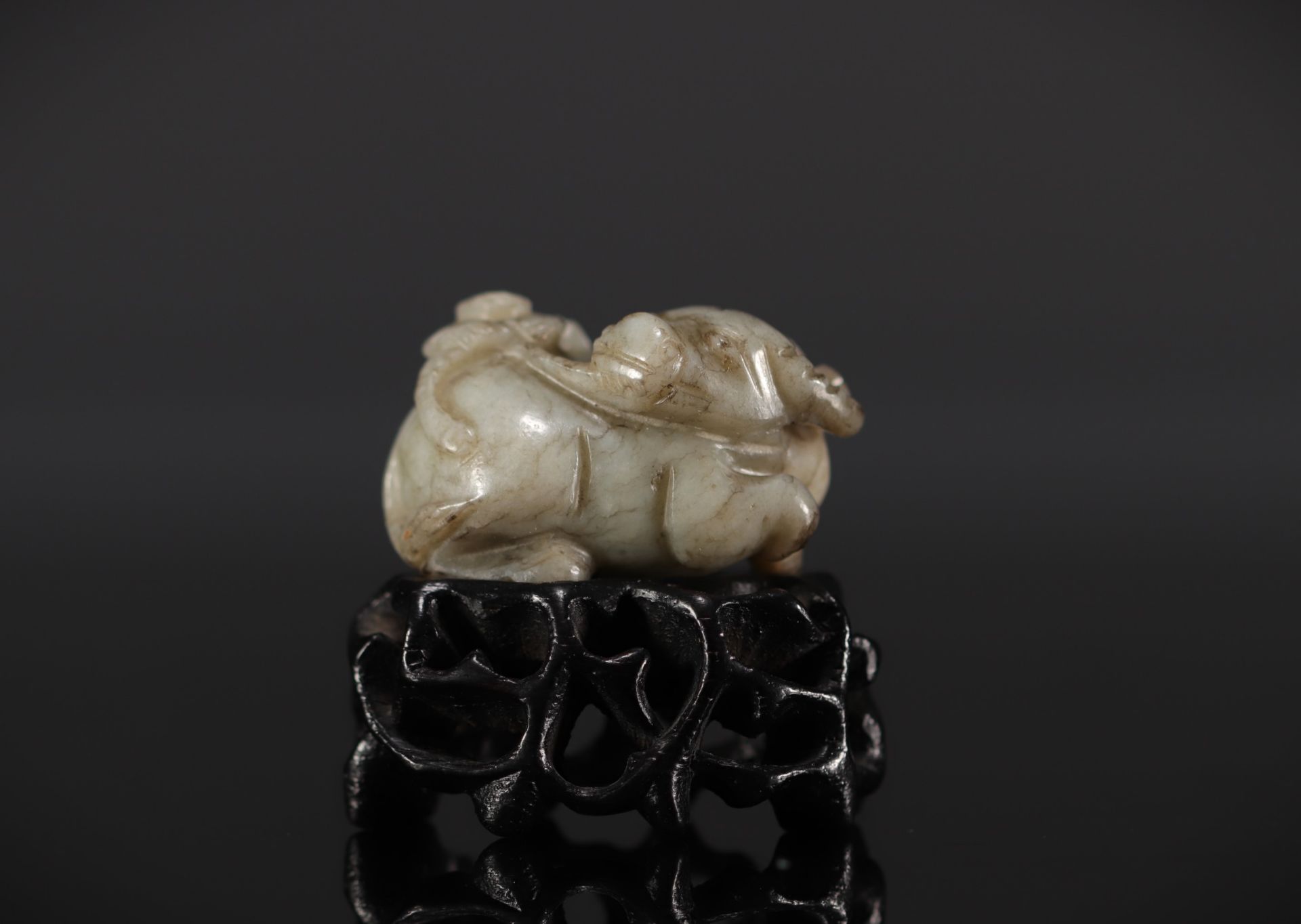 China - Carved jade buffalo, Ming period. - Bild 4 aus 8