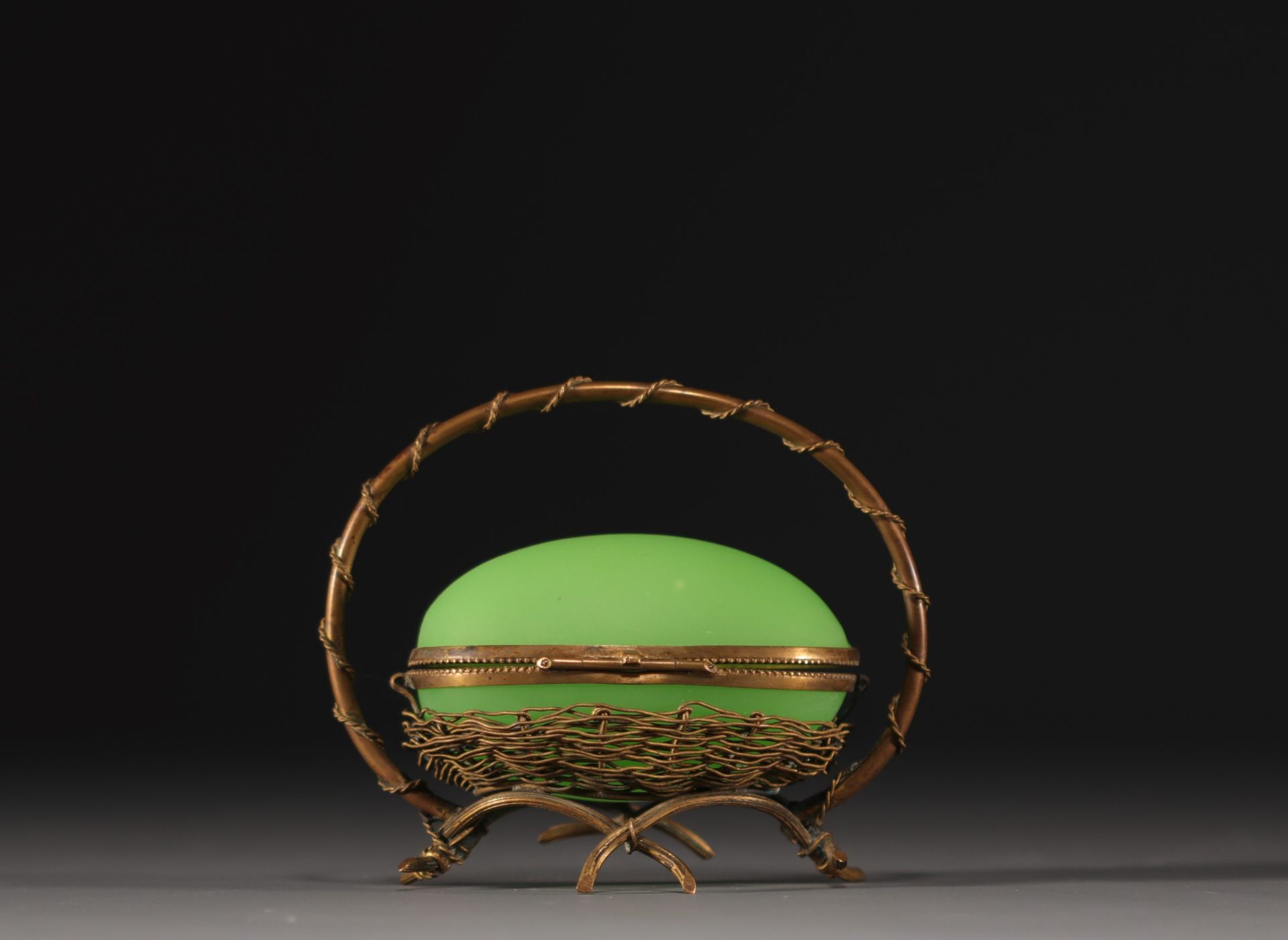 A Napoleon III period egg-shaped jewellery box in green opaline with brass mount. - Bild 3 aus 4