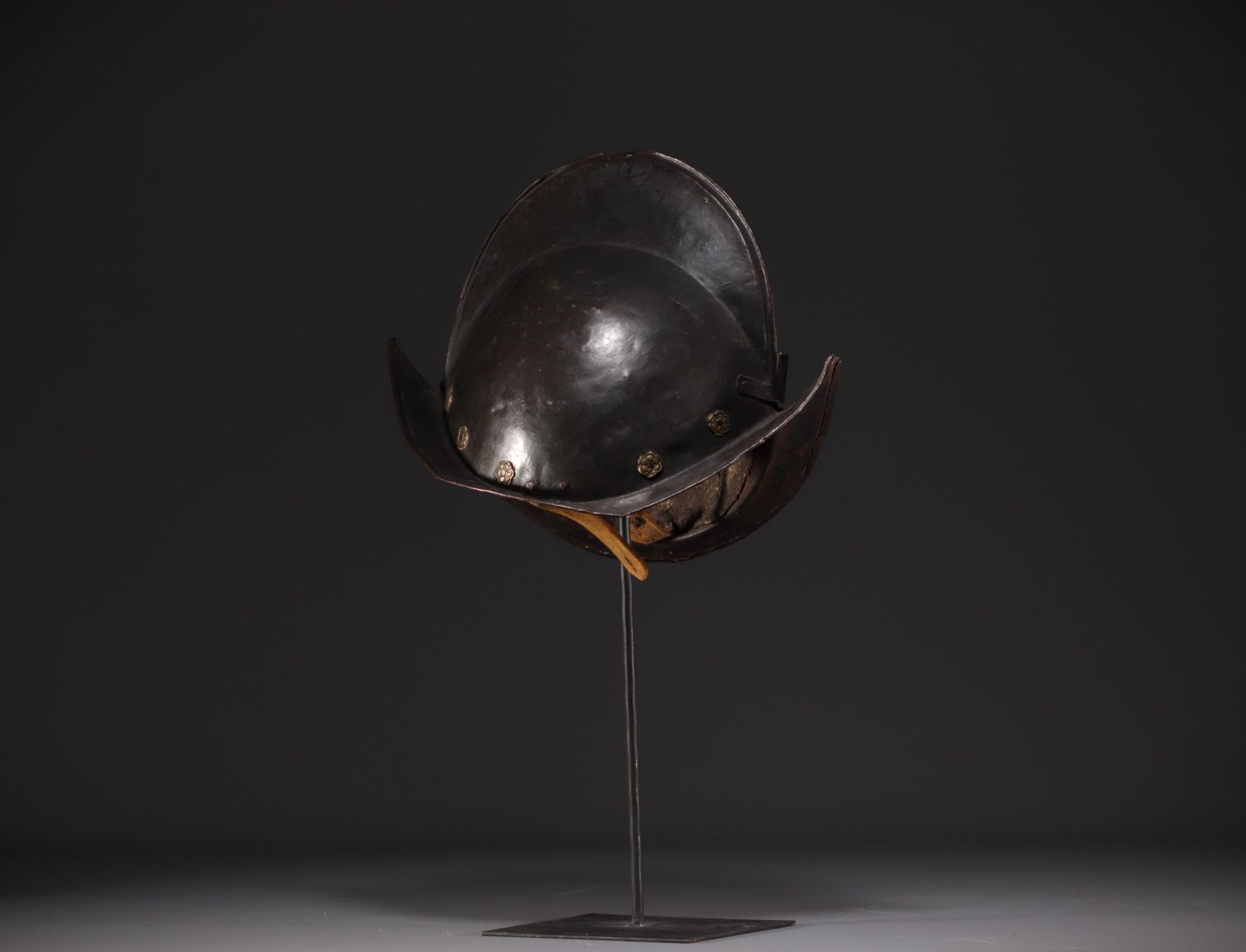 Morion helmet, Nuremberg, dating from the 16th century. - Bild 6 aus 6