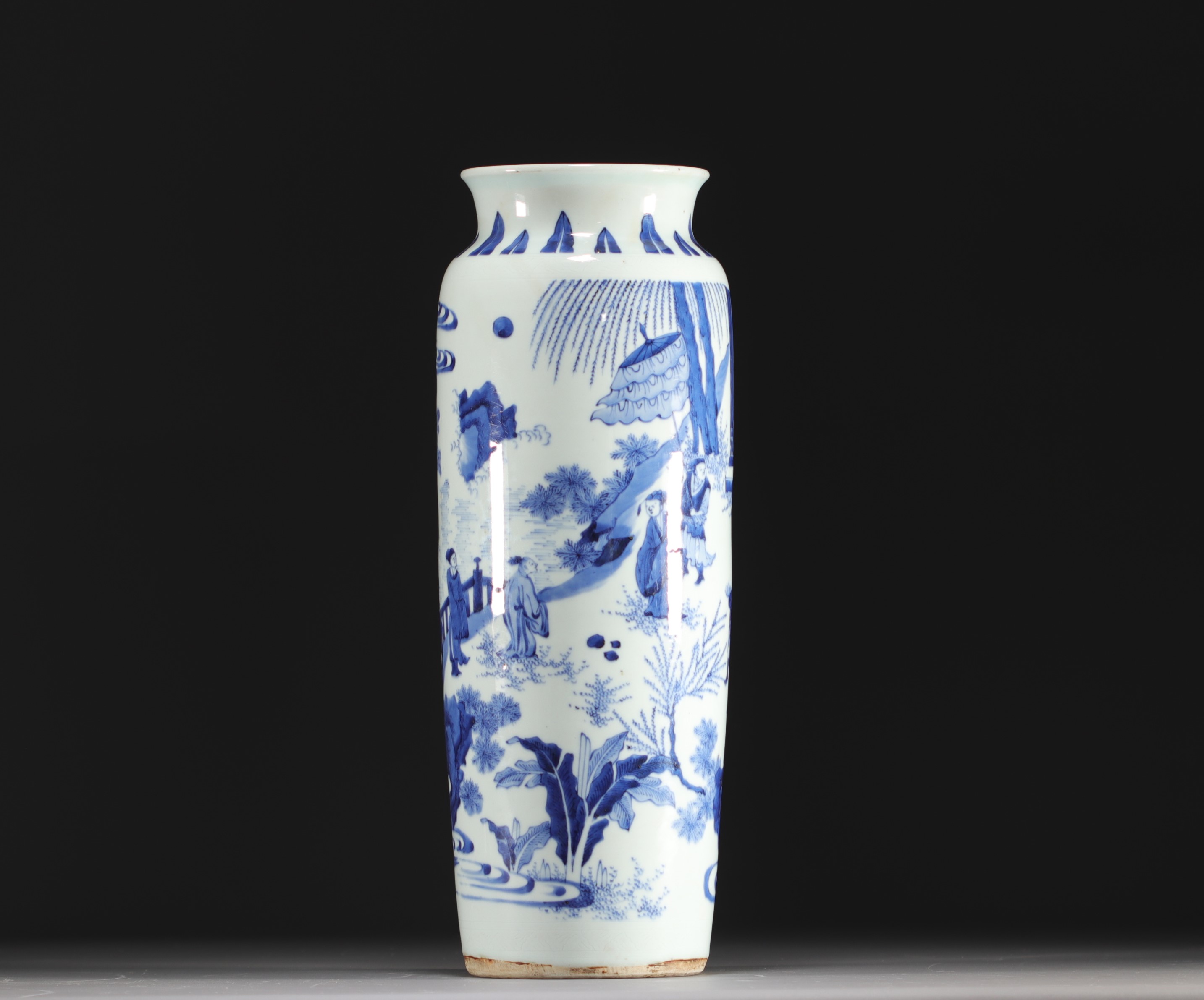 China - Large blue-white porcelain vase with figures, Transition period. - Image 2 of 9