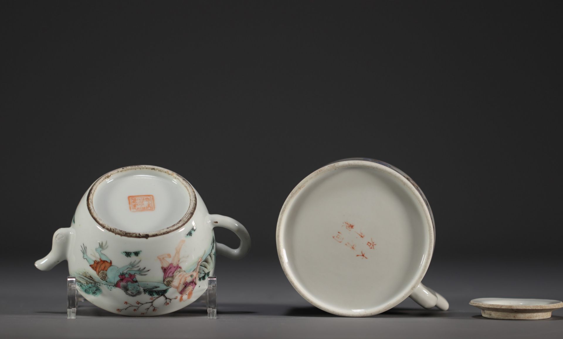 China - Set of two porcelain teapots decorated with warriors and dignitaries. - Image 4 of 4