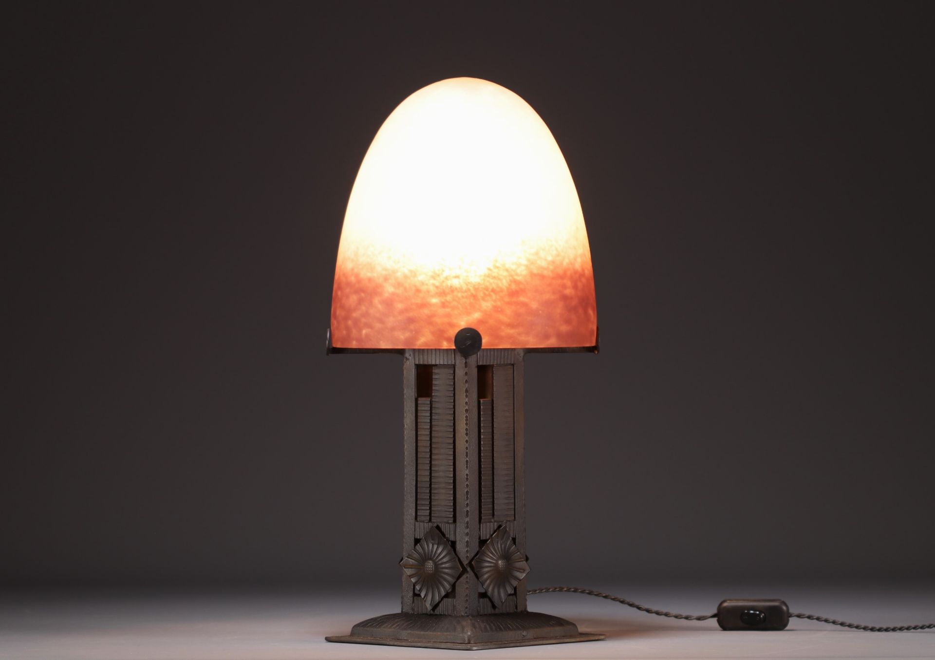 DEGUE Verrerie d'art - Mushroom lamp in shaded glass, wrought iron base, signed. - Image 2 of 5