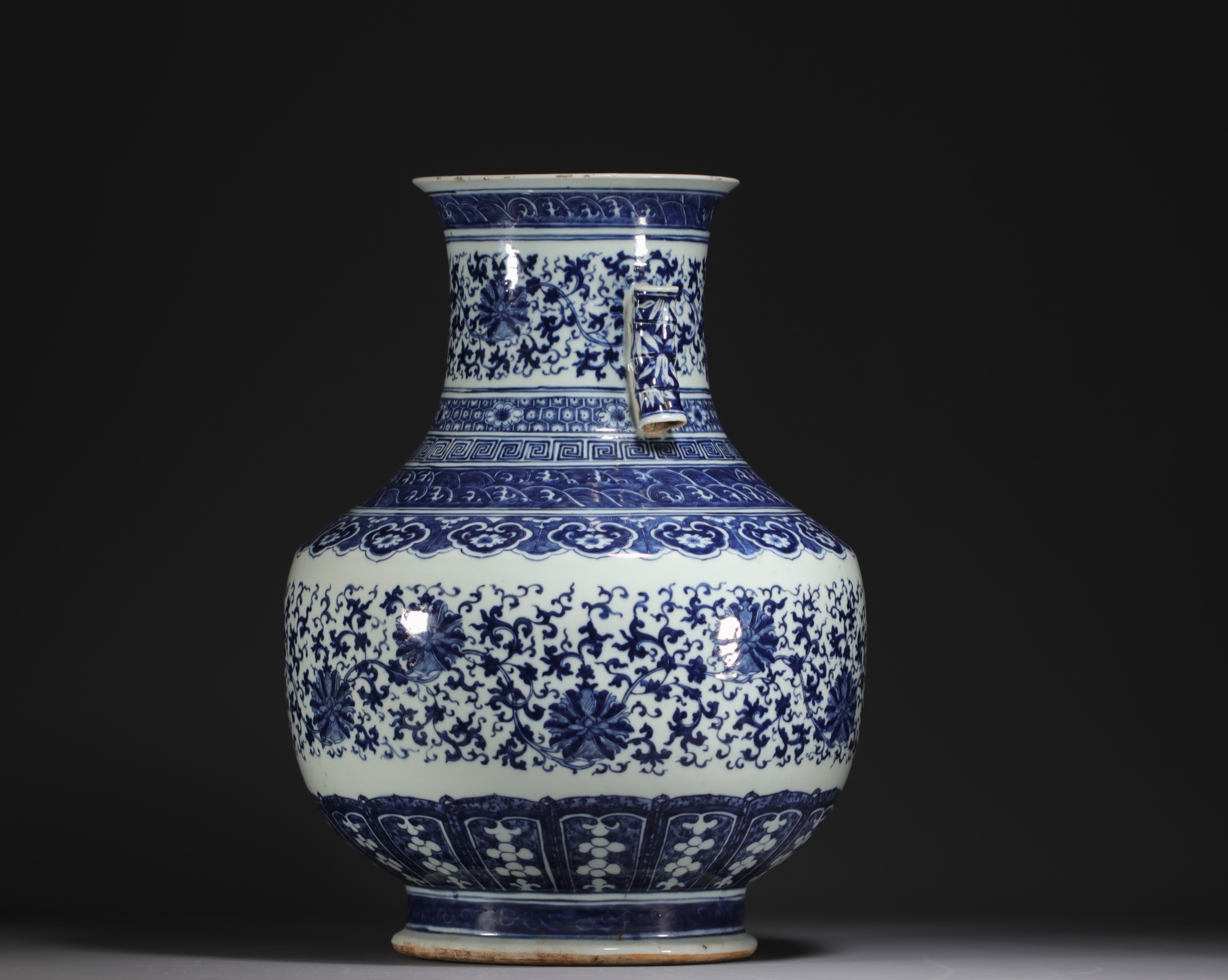 China - Large Hu-shaped vase in blue-white porcelain with floral decoration and bamboo handles, 19th - Image 3 of 9