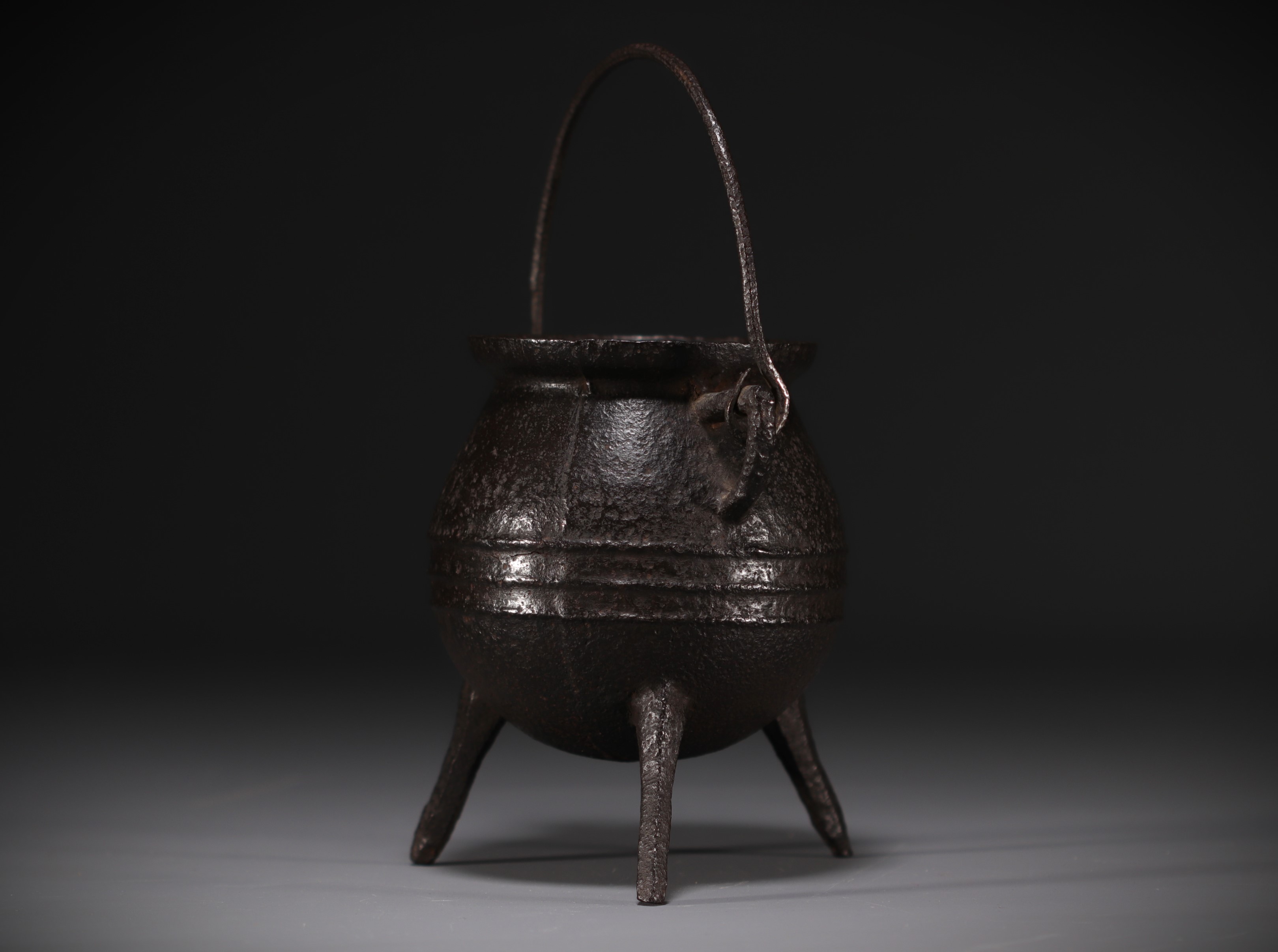 17th century cast iron tripod hearth cauldron. - Image 4 of 4