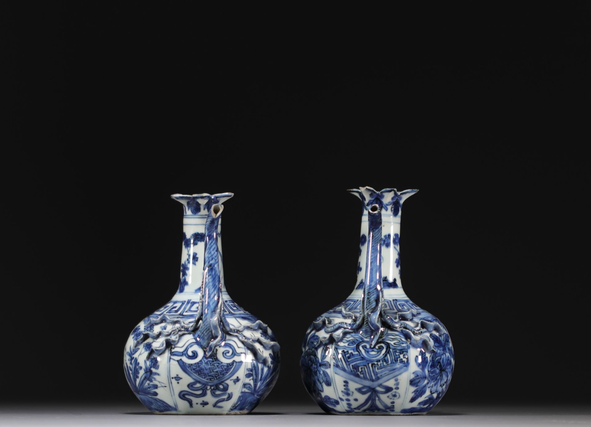 China - Pair of blue-white porcelain jugs with floral decoration, Wanli, Ming dynasty. - Image 3 of 7
