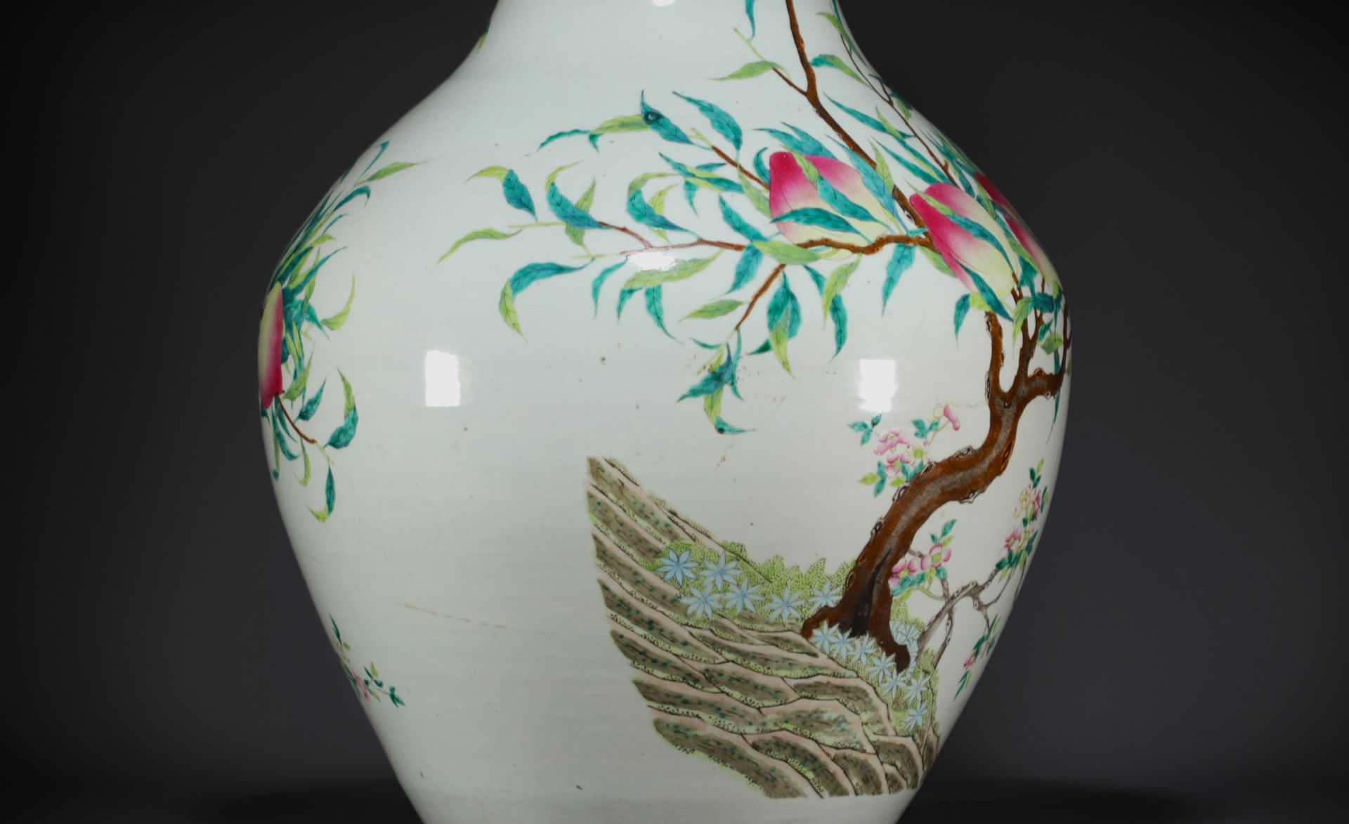 China - Imposing famille rose porcelain vase with nine peaches design, Qing dynasty. (100cm high) - Bild 9 aus 13