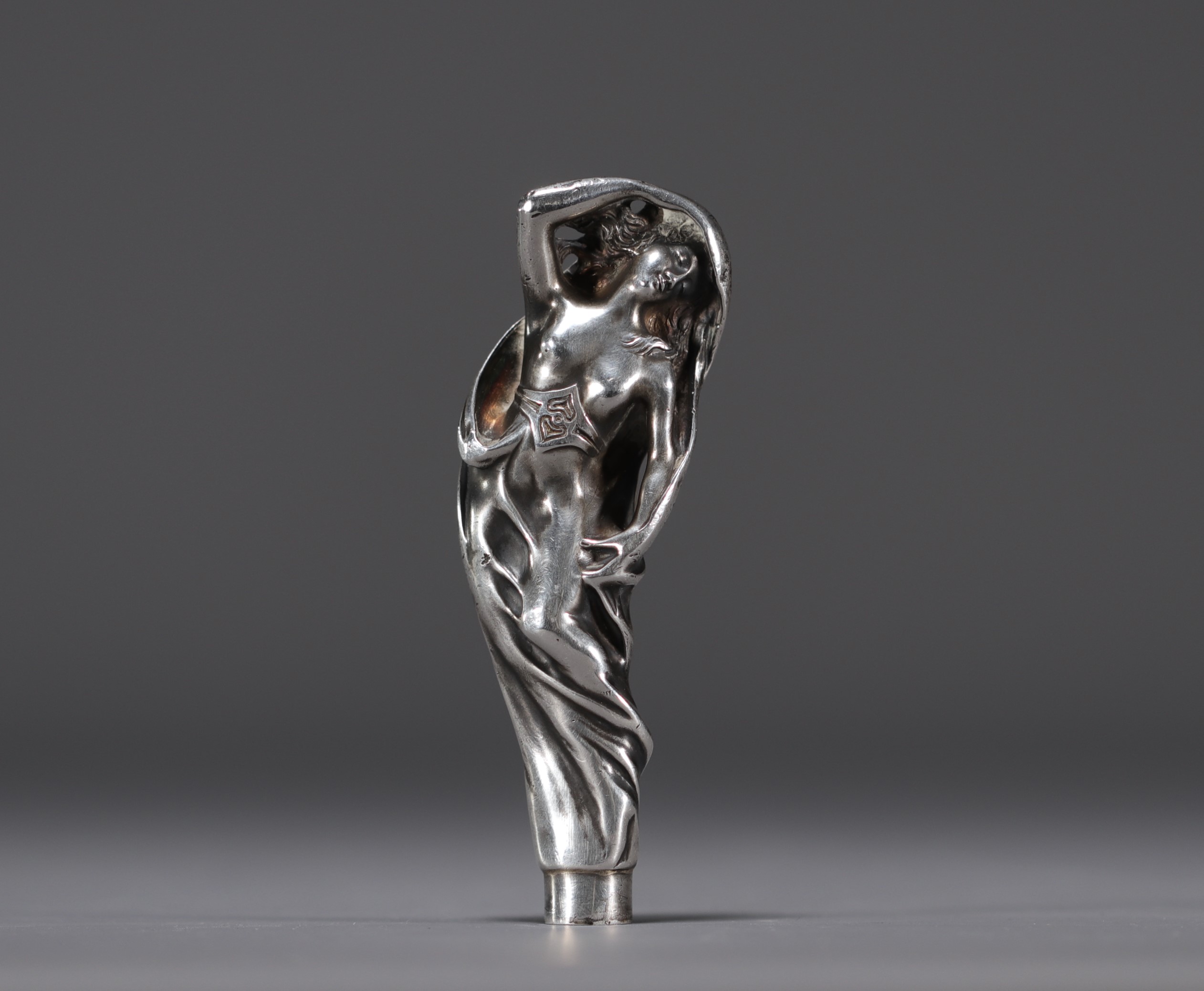 Antonio ALVES "J Pinto" - Art Nouveau cane knob representing a draped woman in solid silver.