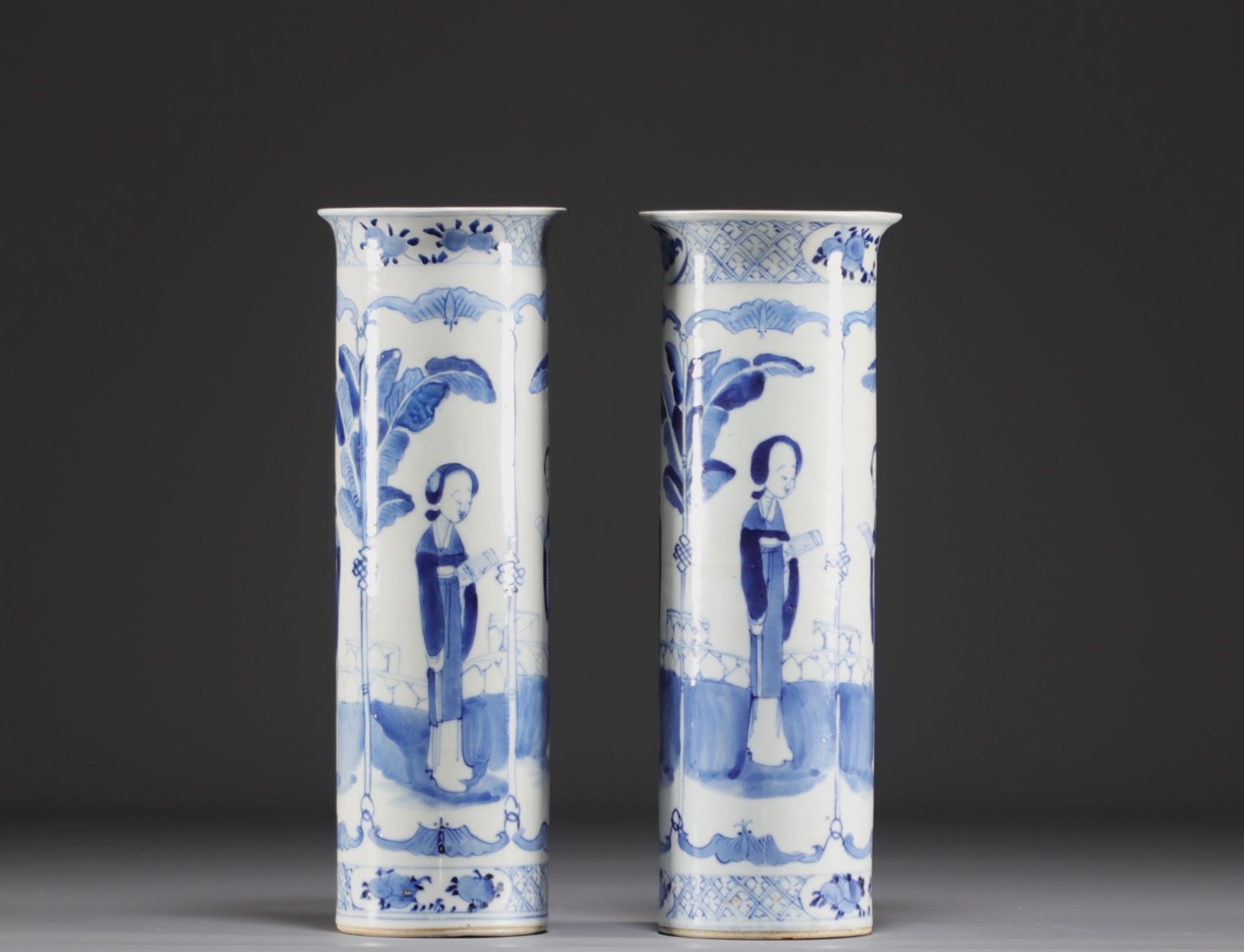 China - Pair of blue-white porcelain vases decorated with ladies and bats, Kanjxi mark, 19th century - Bild 2 aus 4