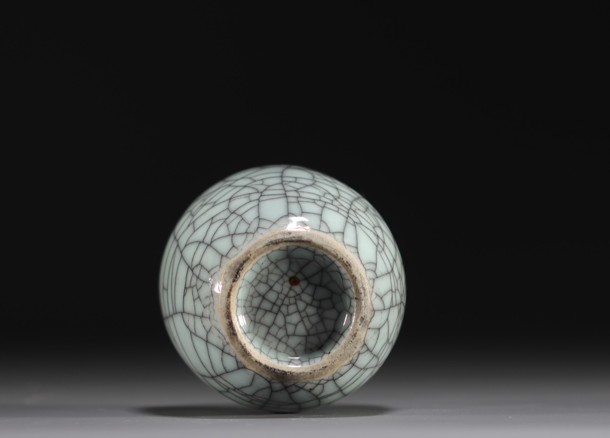 China - Crackled monochrome porcelain brush-holder, Qing period. - Image 4 of 4