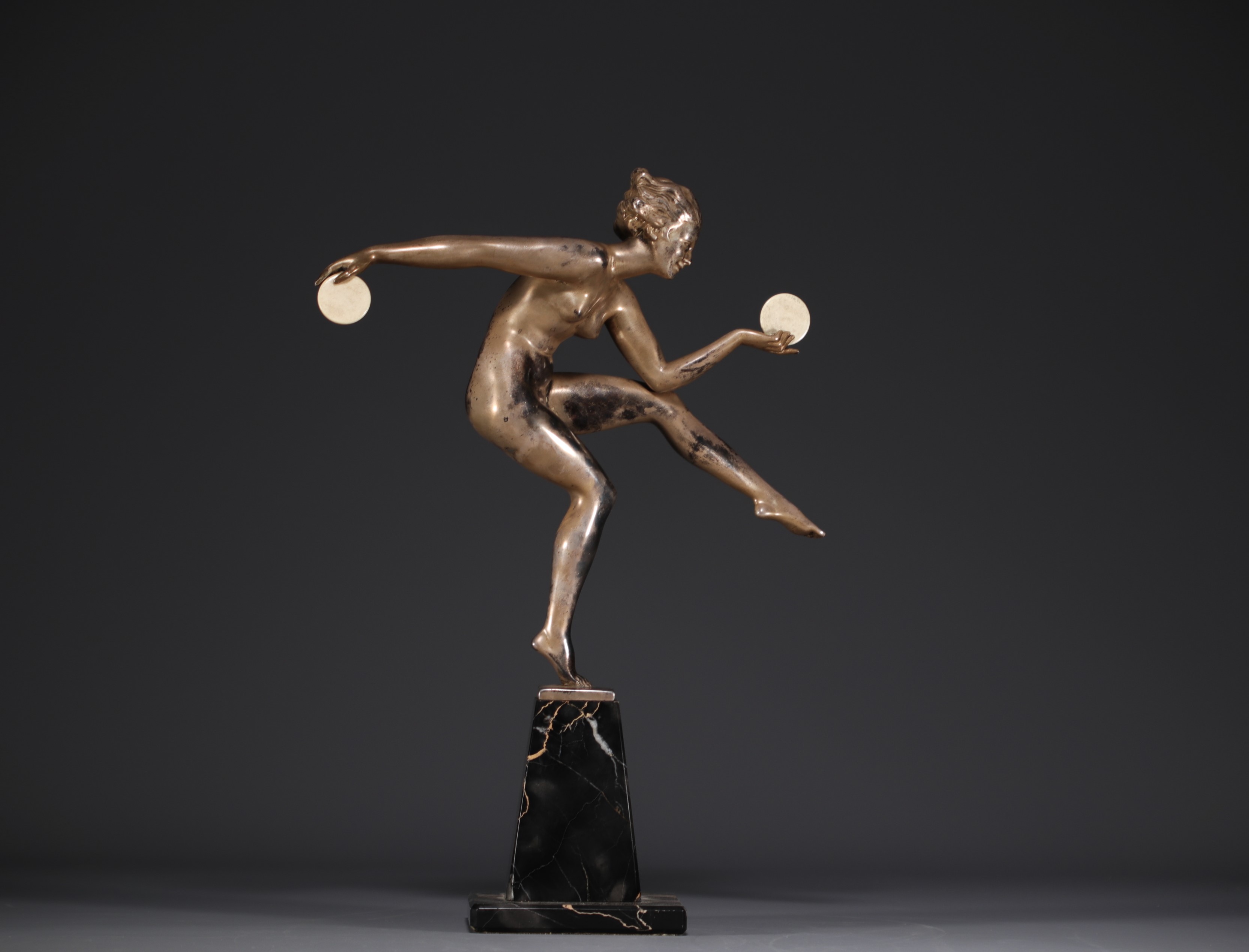 Marcel DERENNE (1886-1948) for Max Le Verrier - "Danseuse aux disques", an imposing sculpture in sil - Image 4 of 6