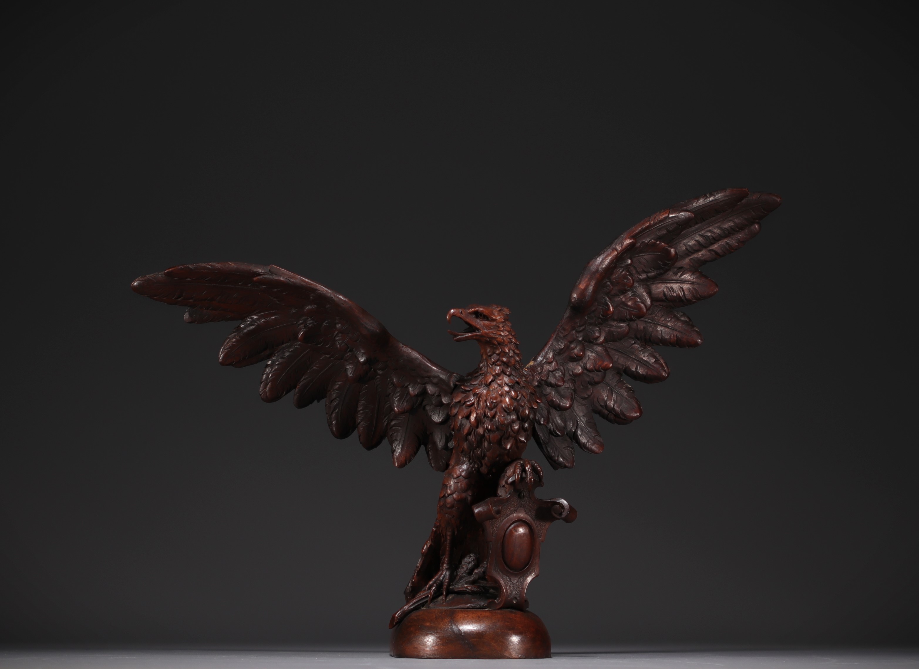Royal eagle in carved walnut from the Black Forest, 19th century.