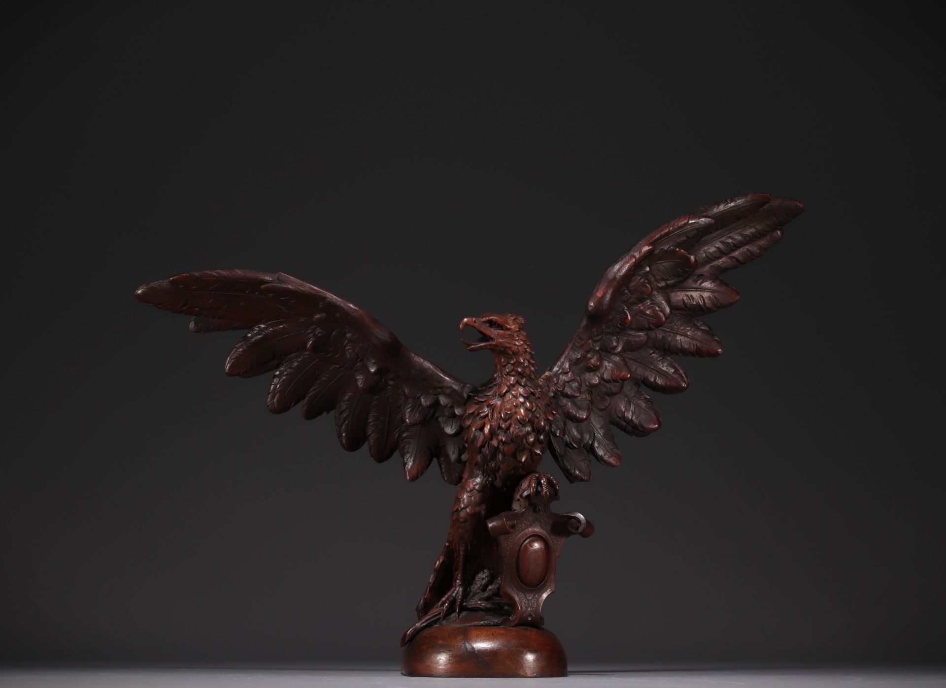 Royal eagle in carved walnut from the Black Forest, 19th century.