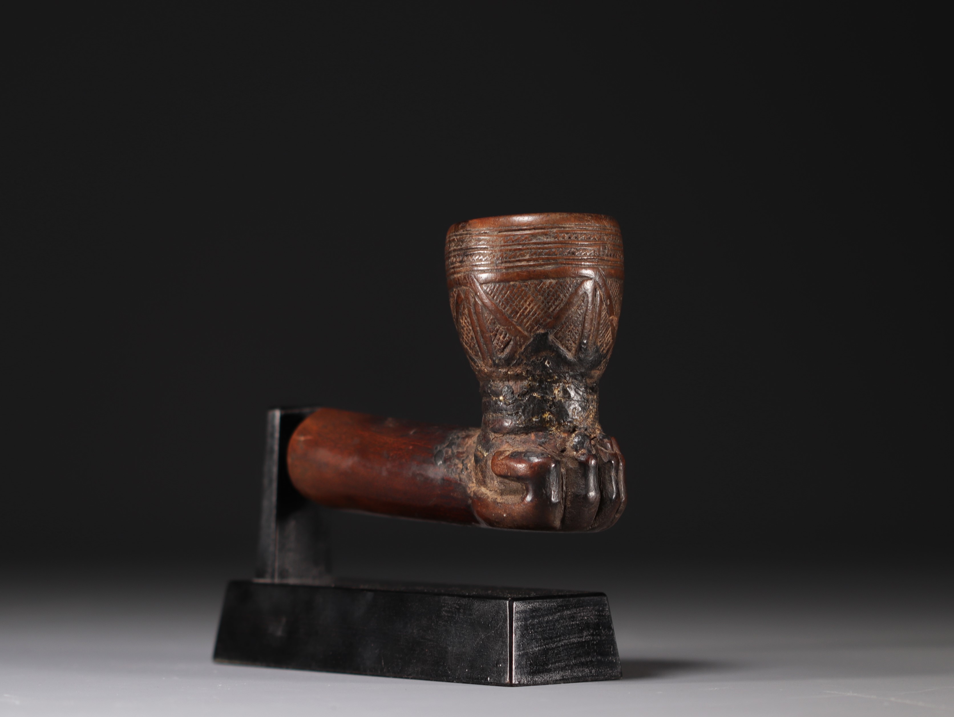 Kuba pipe, shaft supported by a hand carved wood, brown patina - Provenance: Kellim Brown - Image 3 of 3