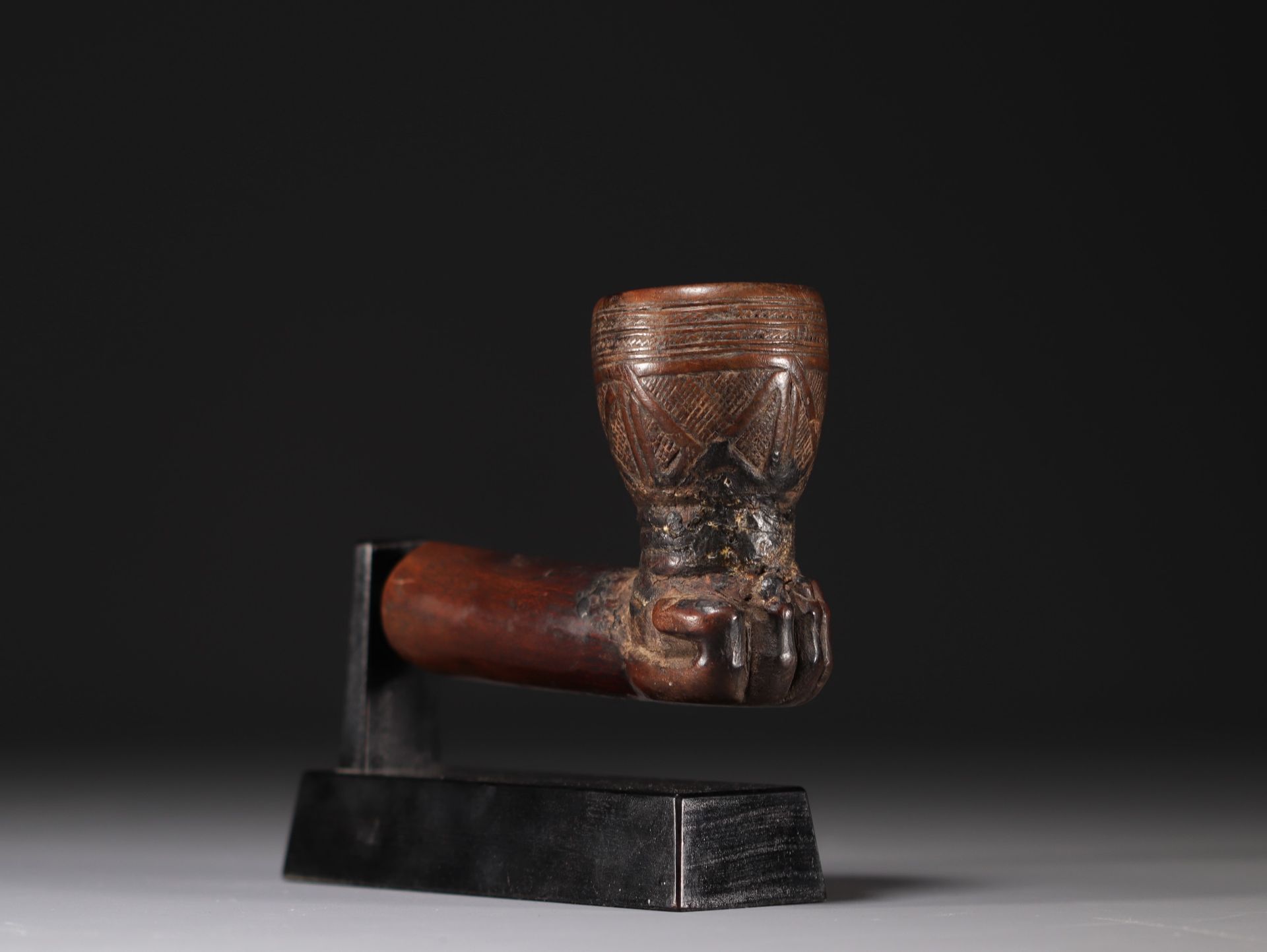 Kuba pipe, shaft supported by a hand carved wood, brown patina - Provenance: Kellim Brown - Bild 3 aus 3