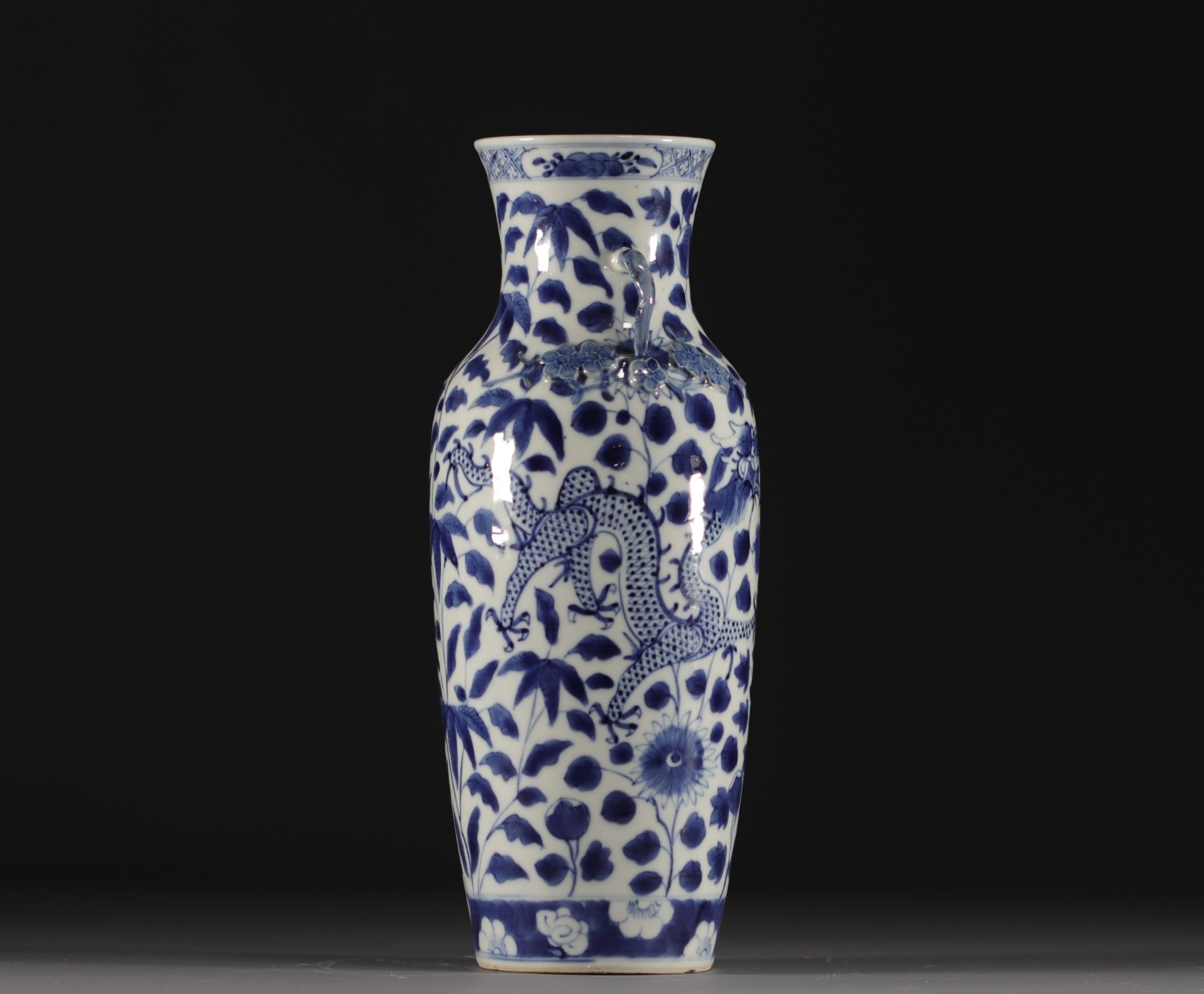 China - A blue-white porcelain vase decorated with dragons, Qing period. - Image 4 of 6