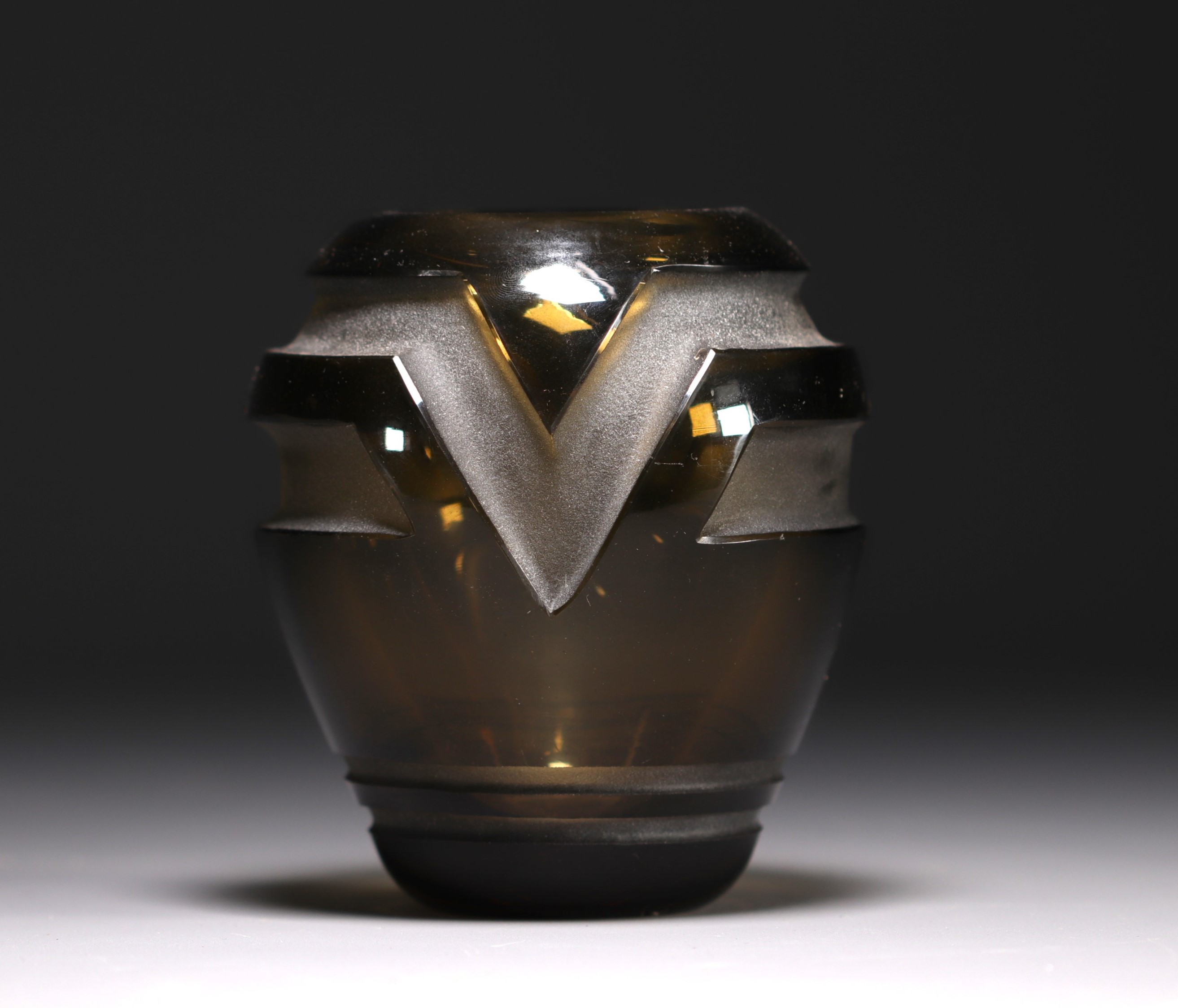 MULLER Freres Luneville - Small Art Deco vase in brown tinted and sandblasted glass.