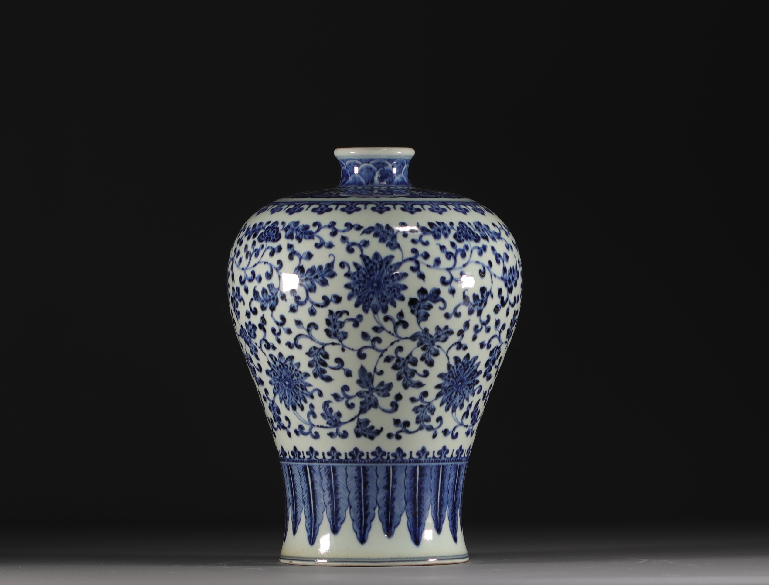 China - A blue and white Meiping vase with floral and banana leaf decoration, Qing period. - Image 5 of 5
