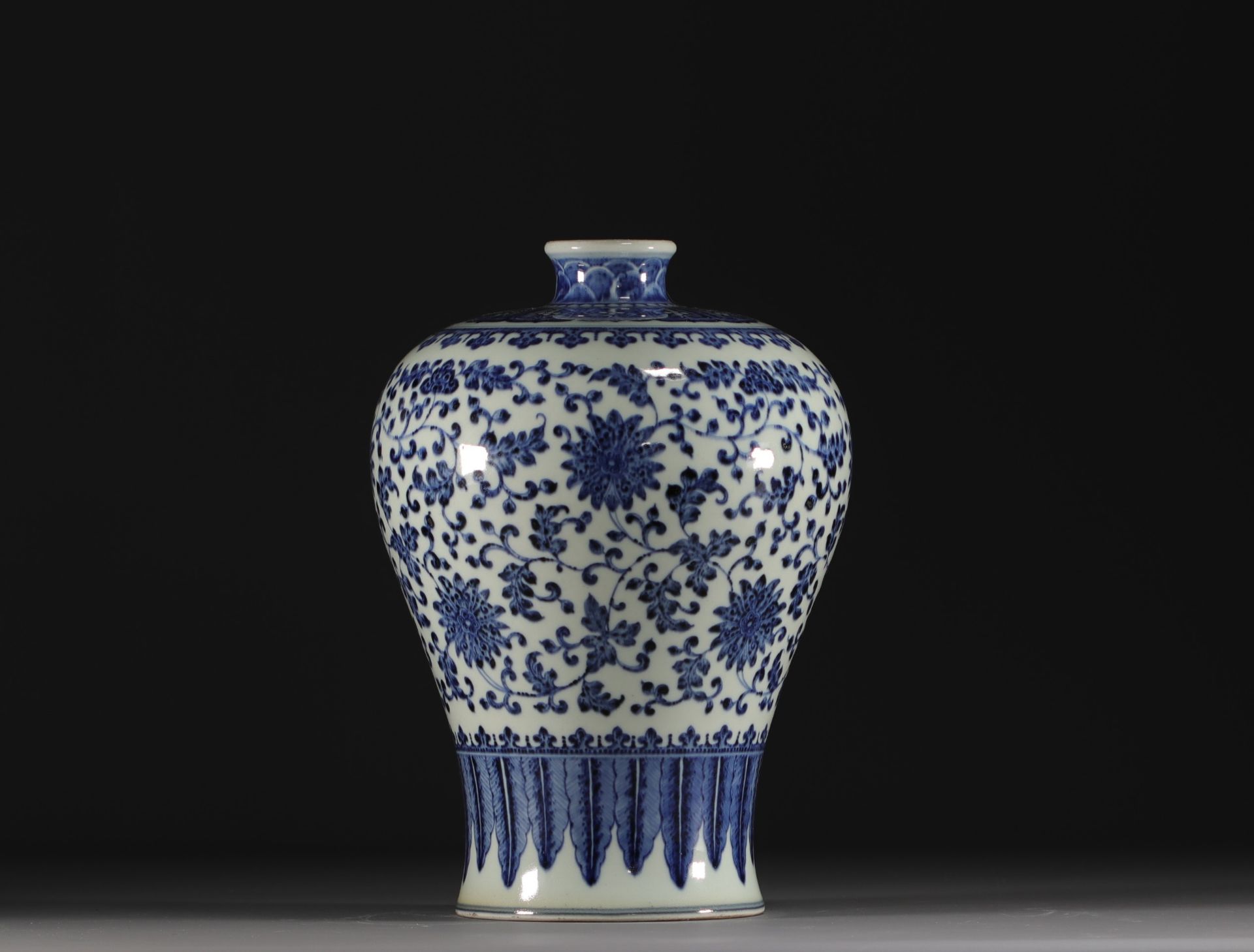 China - A blue and white Meiping vase with floral and banana leaf decoration, Qing period. - Bild 5 aus 5