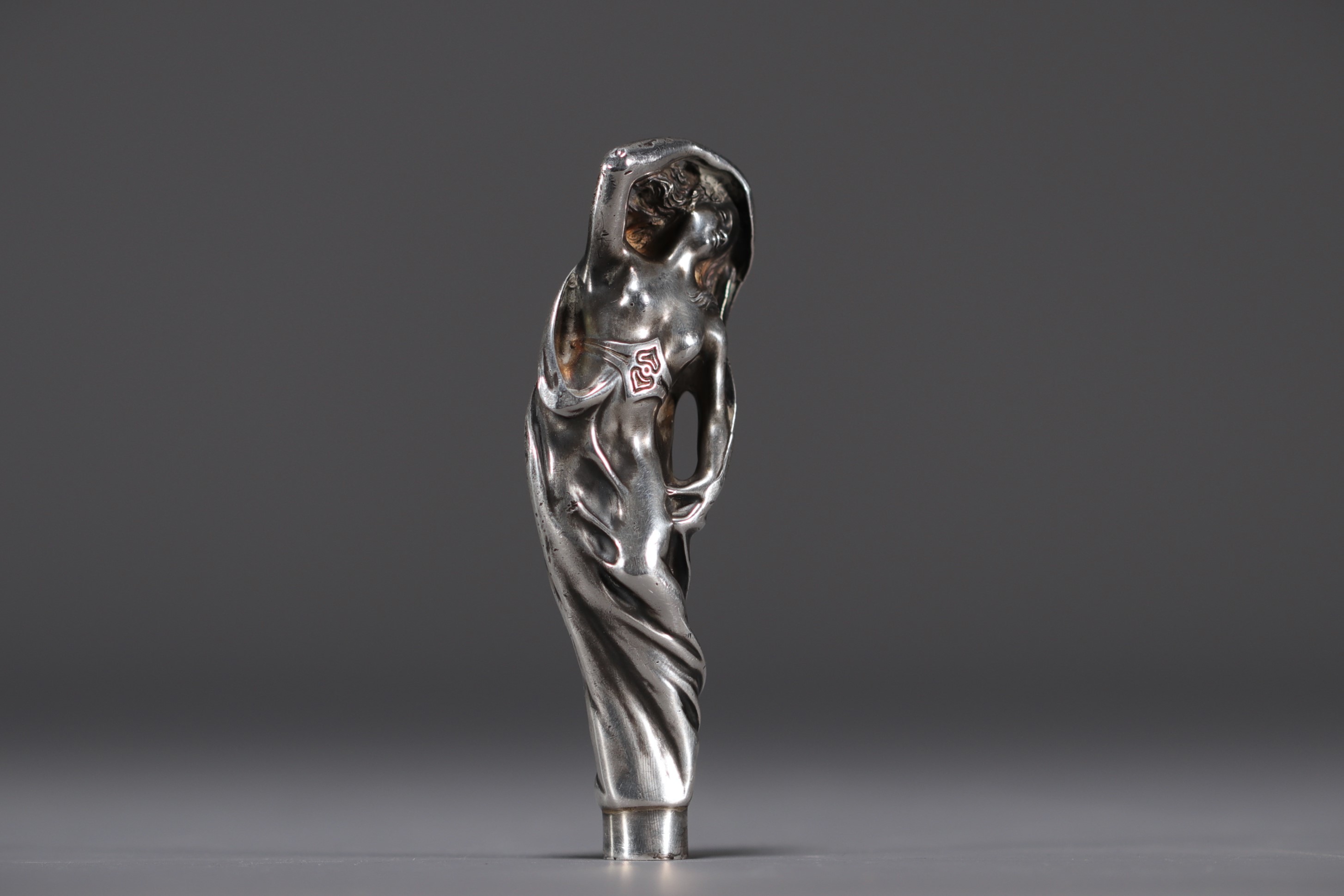 Antonio ALVES "J Pinto" - Art Nouveau cane knob representing a draped woman in solid silver. - Image 2 of 3