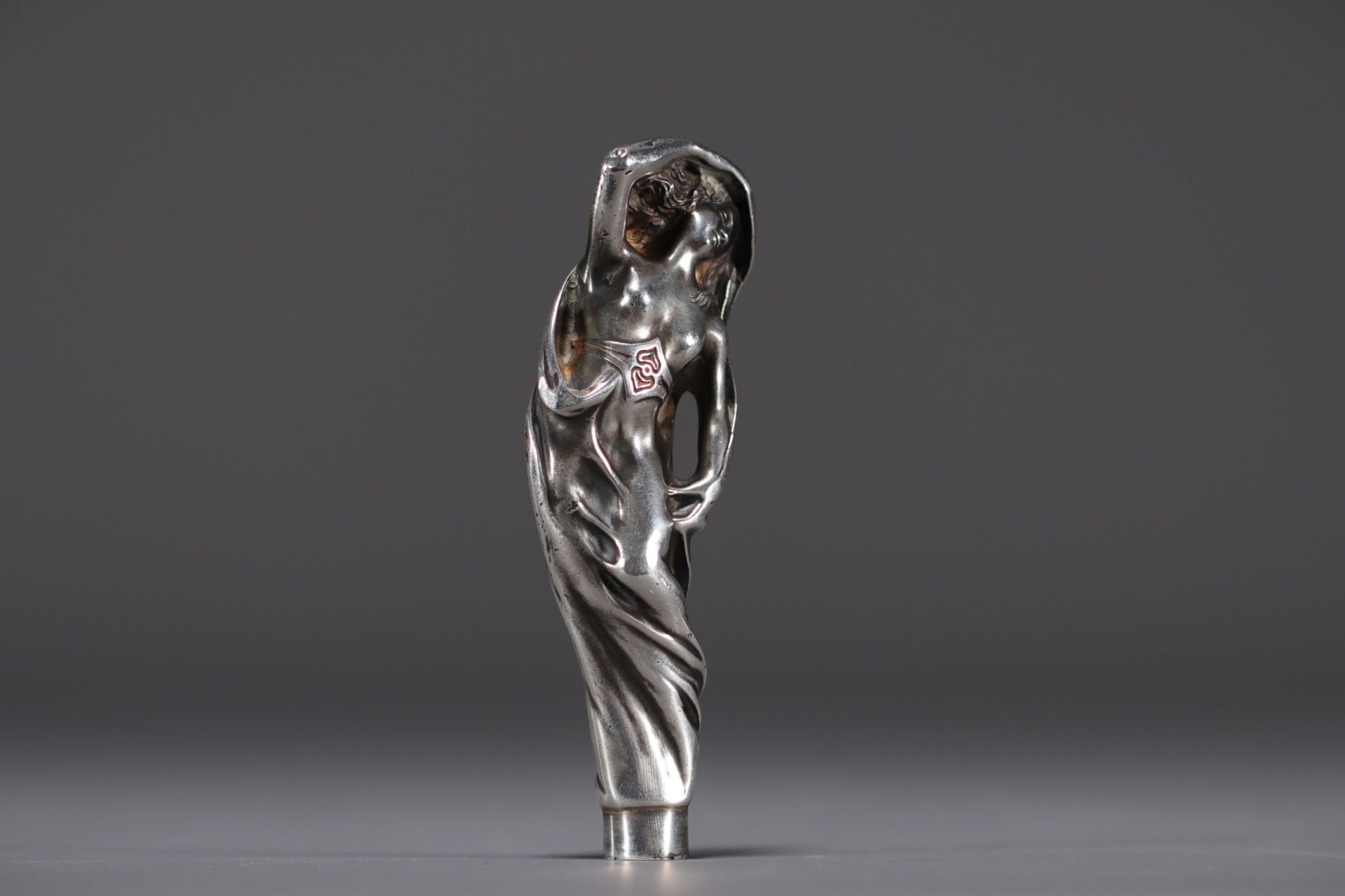 Antonio ALVES "J Pinto" - Art Nouveau cane knob representing a draped woman in solid silver. - Image 2 of 3