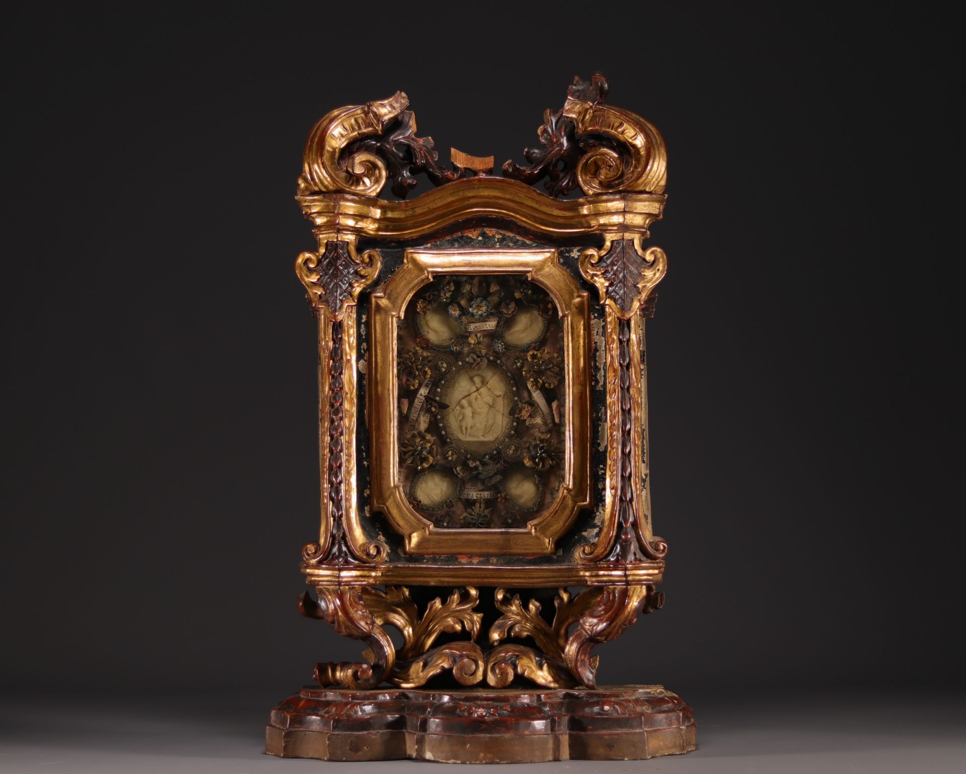 Imposing Louis XIV reliquary in carved and gilded wood, wax medallions. 17th-18th century.
