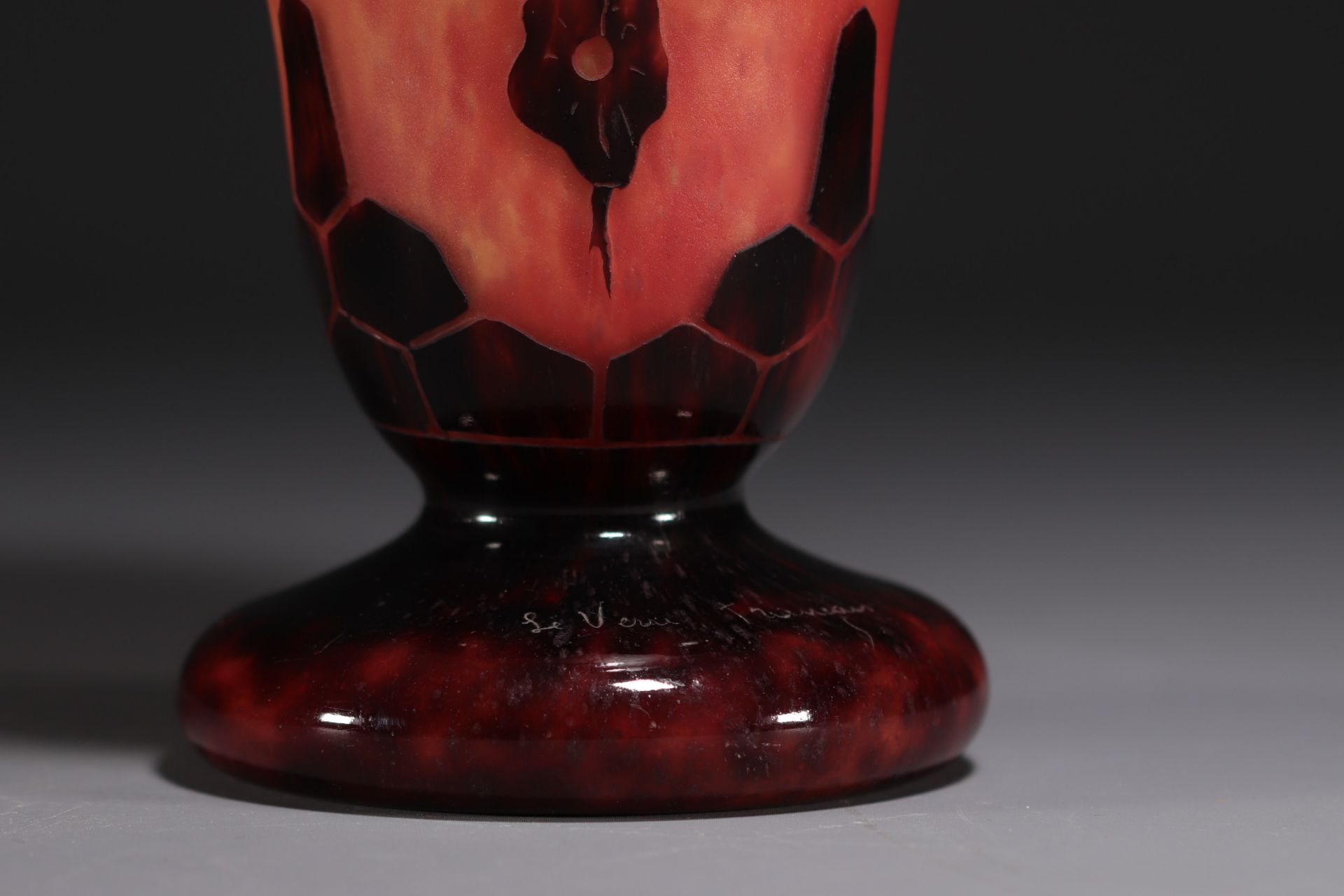 Le Verre Francais - Acid-etched multi-layered glass vase with oak decor, signed on the base. - Image 4 of 4