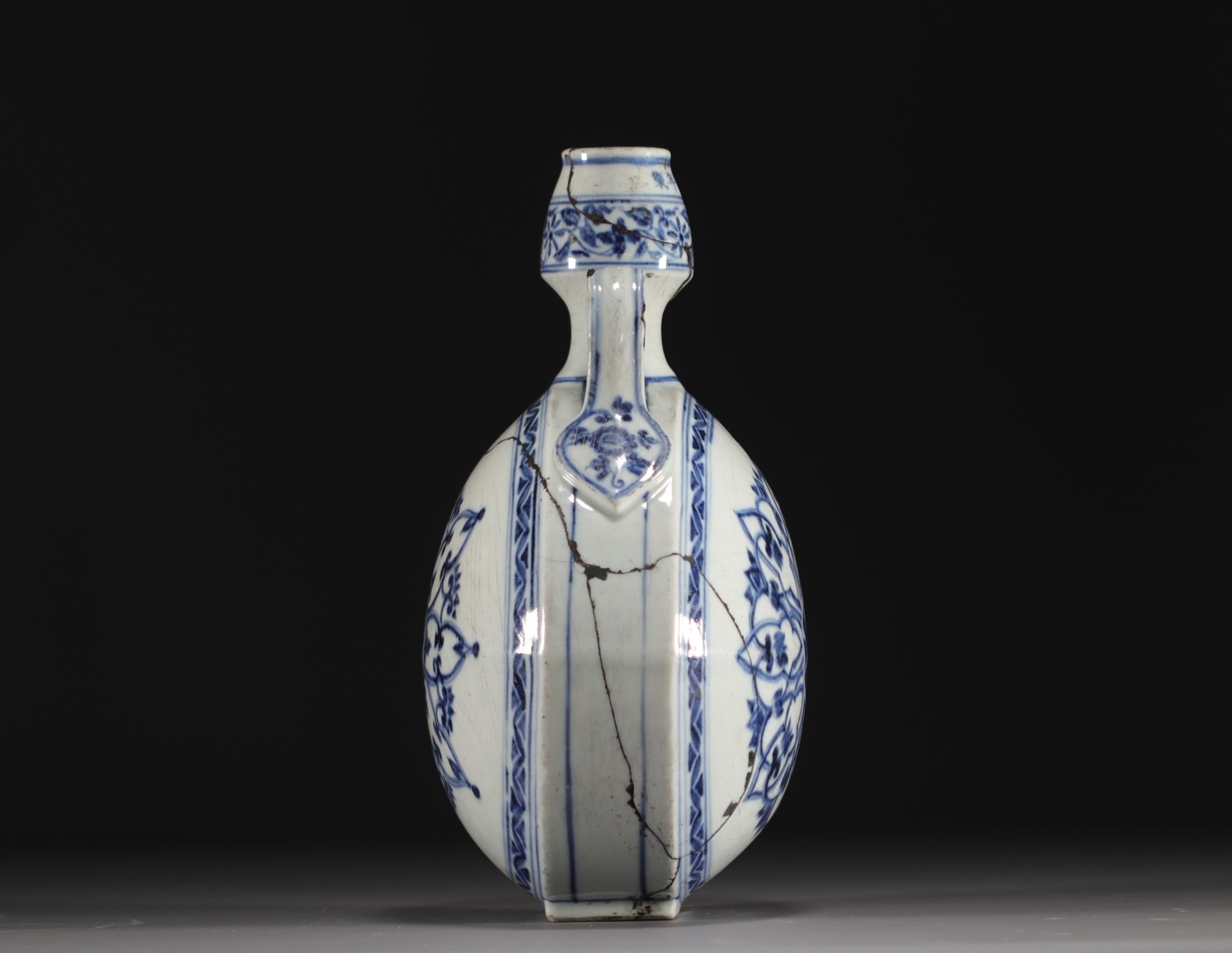 China - "Gourd" vase in blue-white porcelain, Xuande mark, Ming. - Bild 4 aus 6