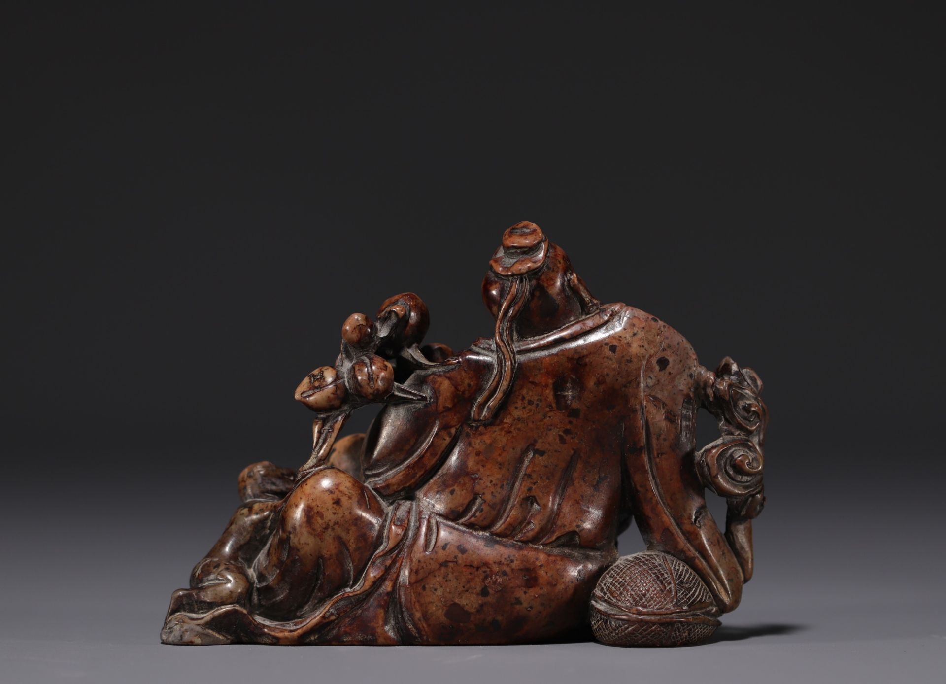 China - Dignitary with monkey in hard stone, representing three characters, 18th-19th century. - Image 2 of 2