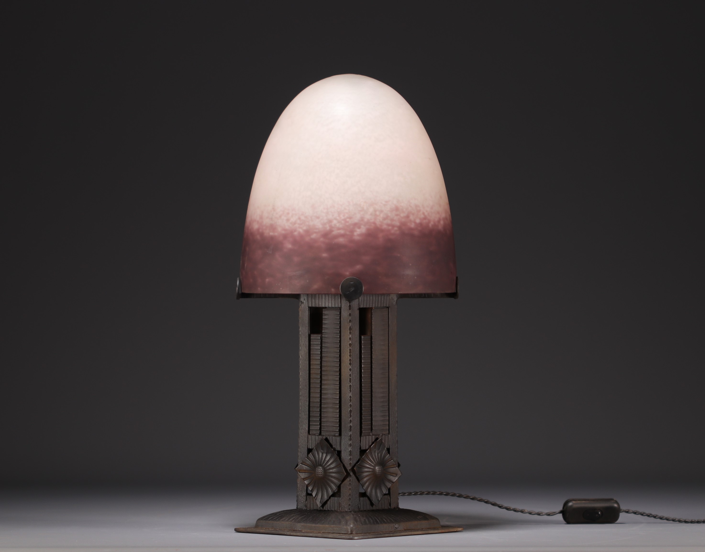 DEGUE Verrerie d'art - Mushroom lamp in shaded glass, wrought iron base, signed.