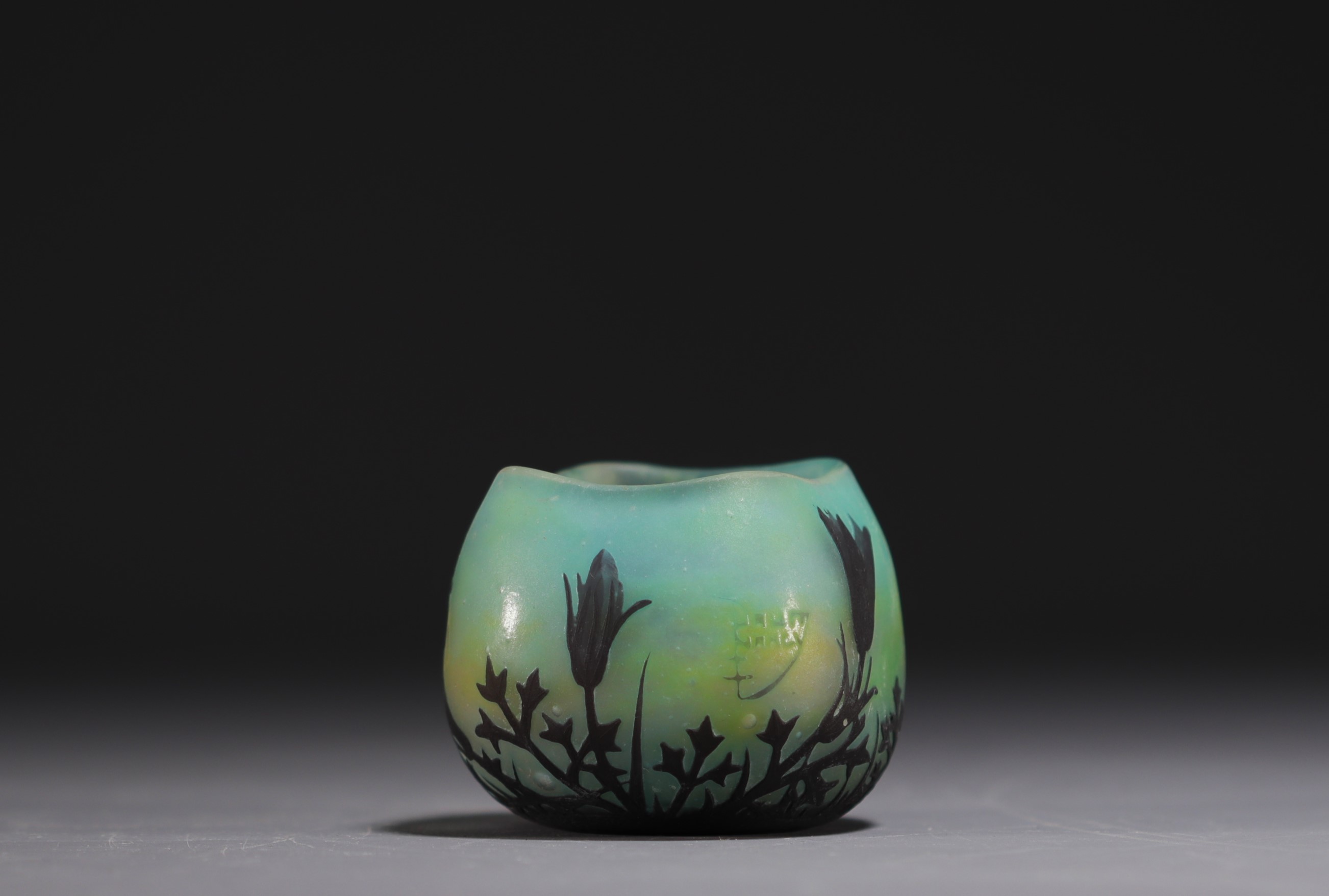 DAUM Nancy - Four-lobed vase in acid-etched multi-layered glass with floral design, signed. - Image 2 of 4