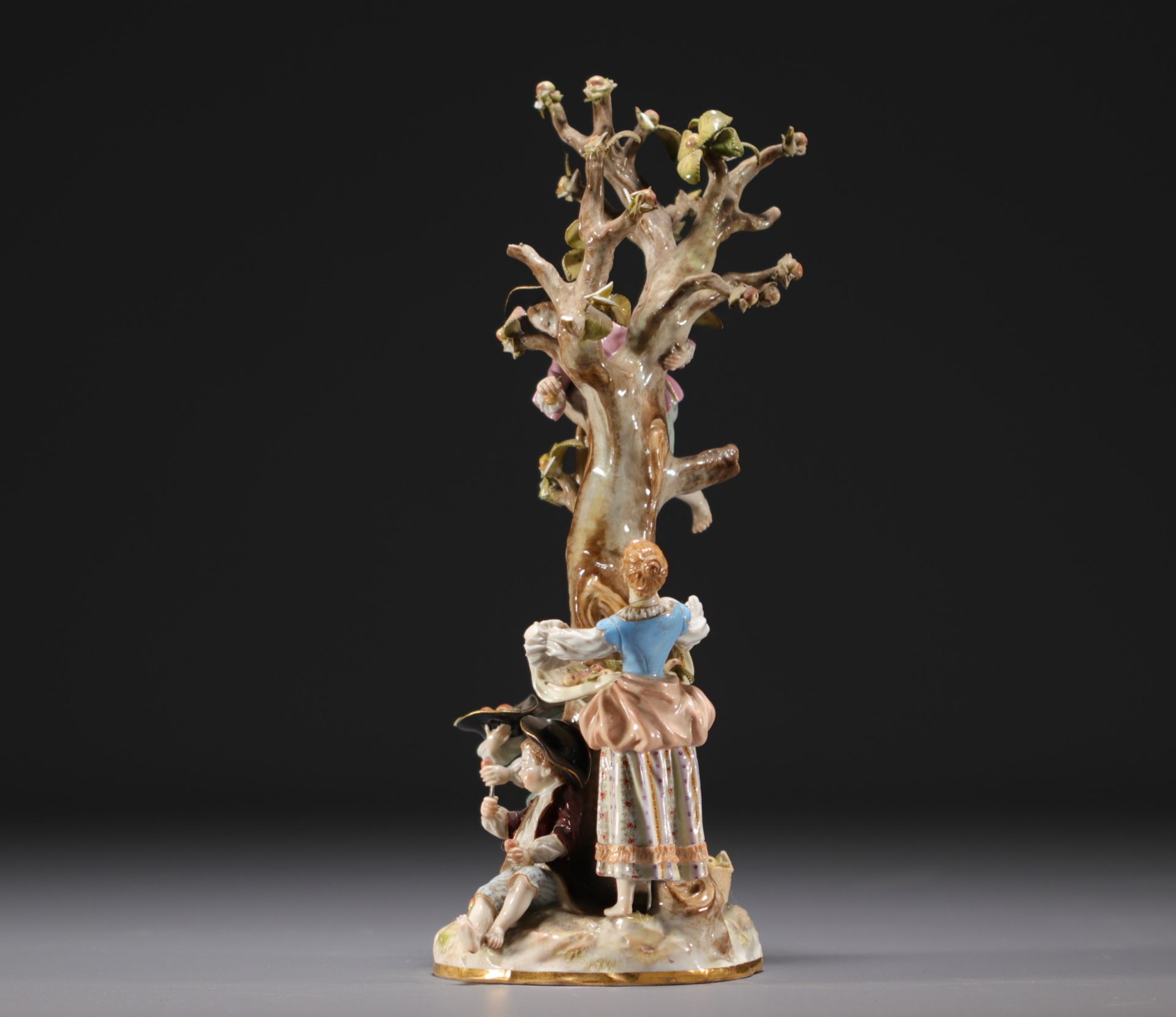 Meissen - "La cueillette" Polychrome porcelain group in its case, swords mark, 18th century. - Image 5 of 6