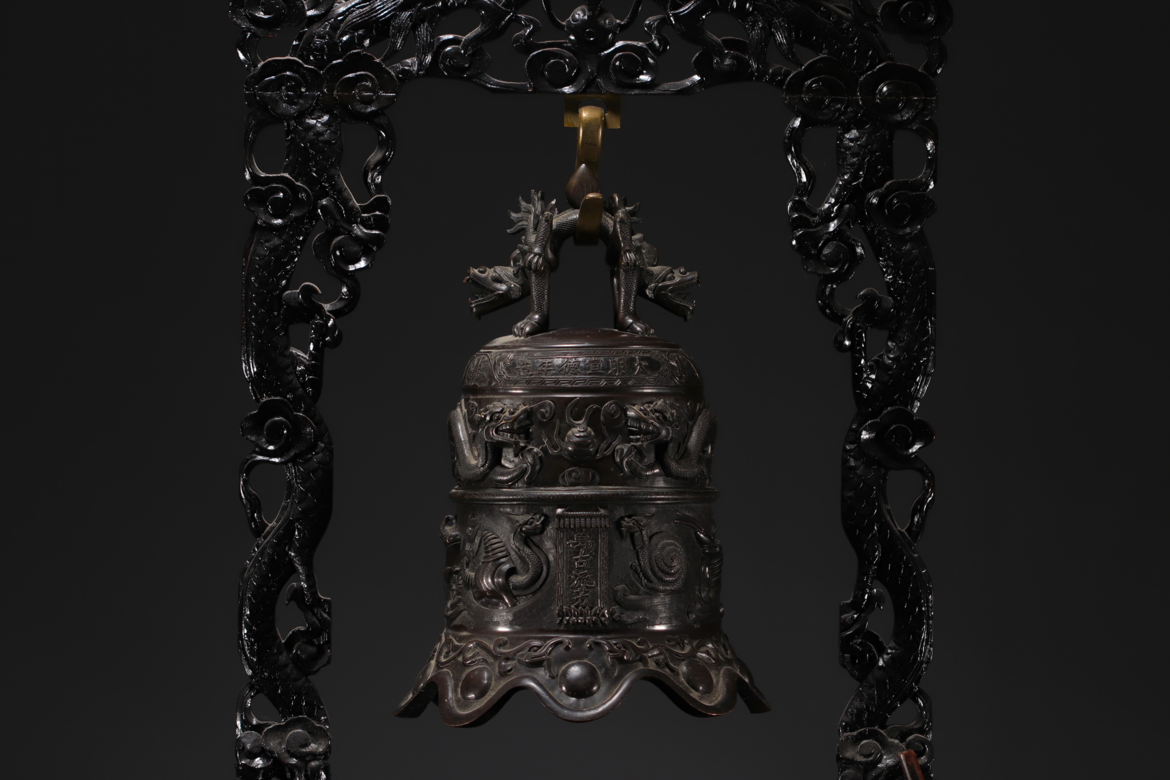 China - Bronze bell surmounted by a dragon, supported by a carved wooden base, circa 1900. - Image 3 of 7