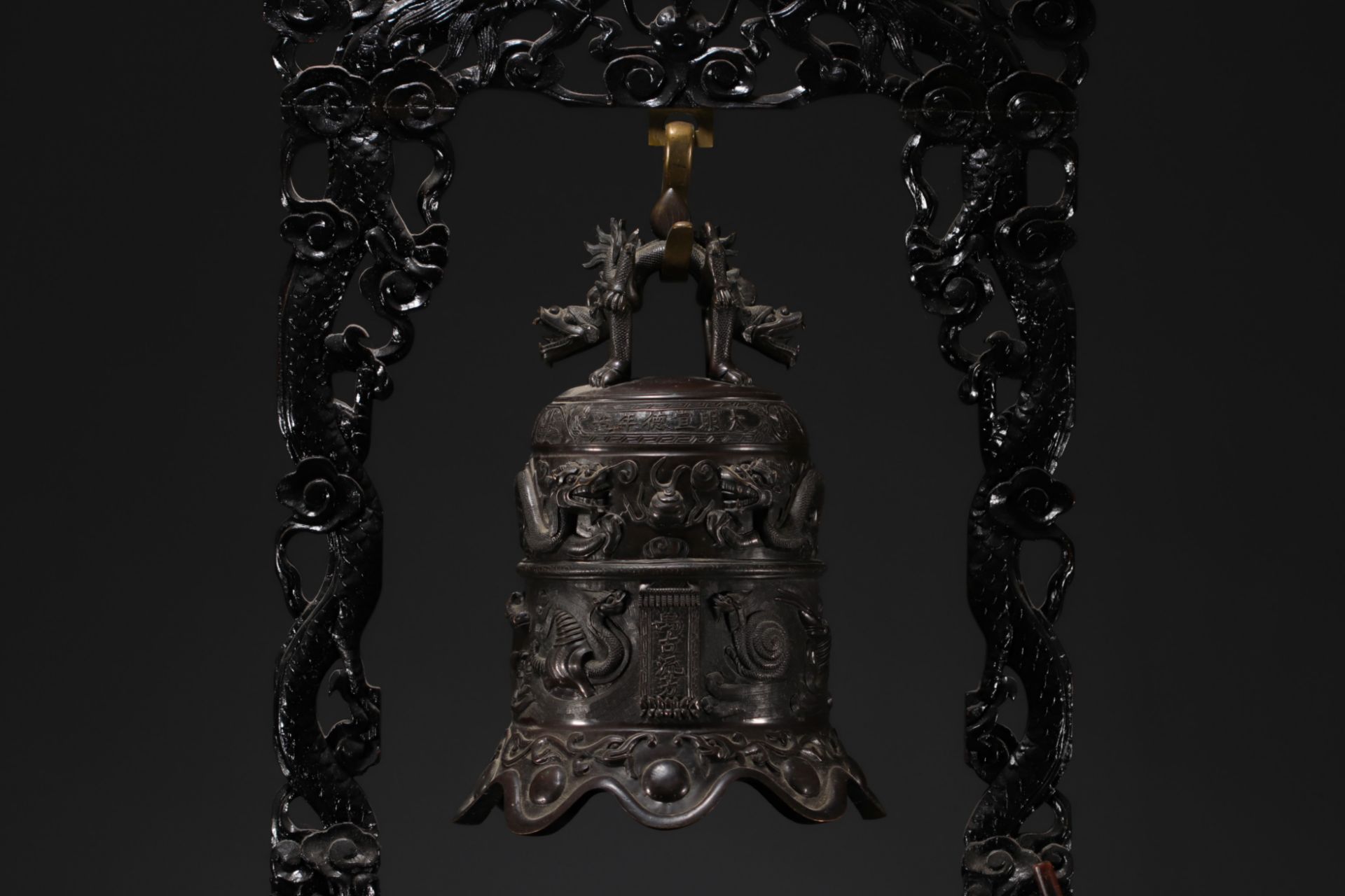 China - Bronze bell surmounted by a dragon, supported by a carved wooden base, circa 1900. - Bild 3 aus 7