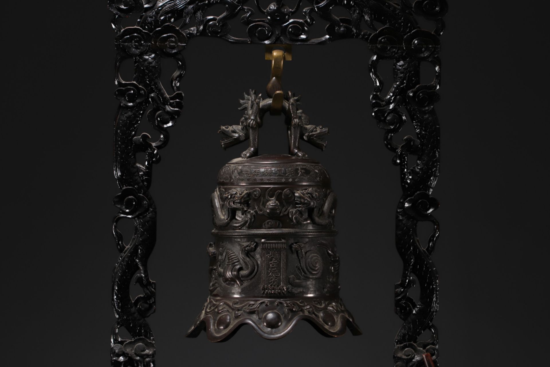 China - Bronze bell surmounted by a dragon, supported by a carved wooden base, circa 1900. - Image 3 of 7