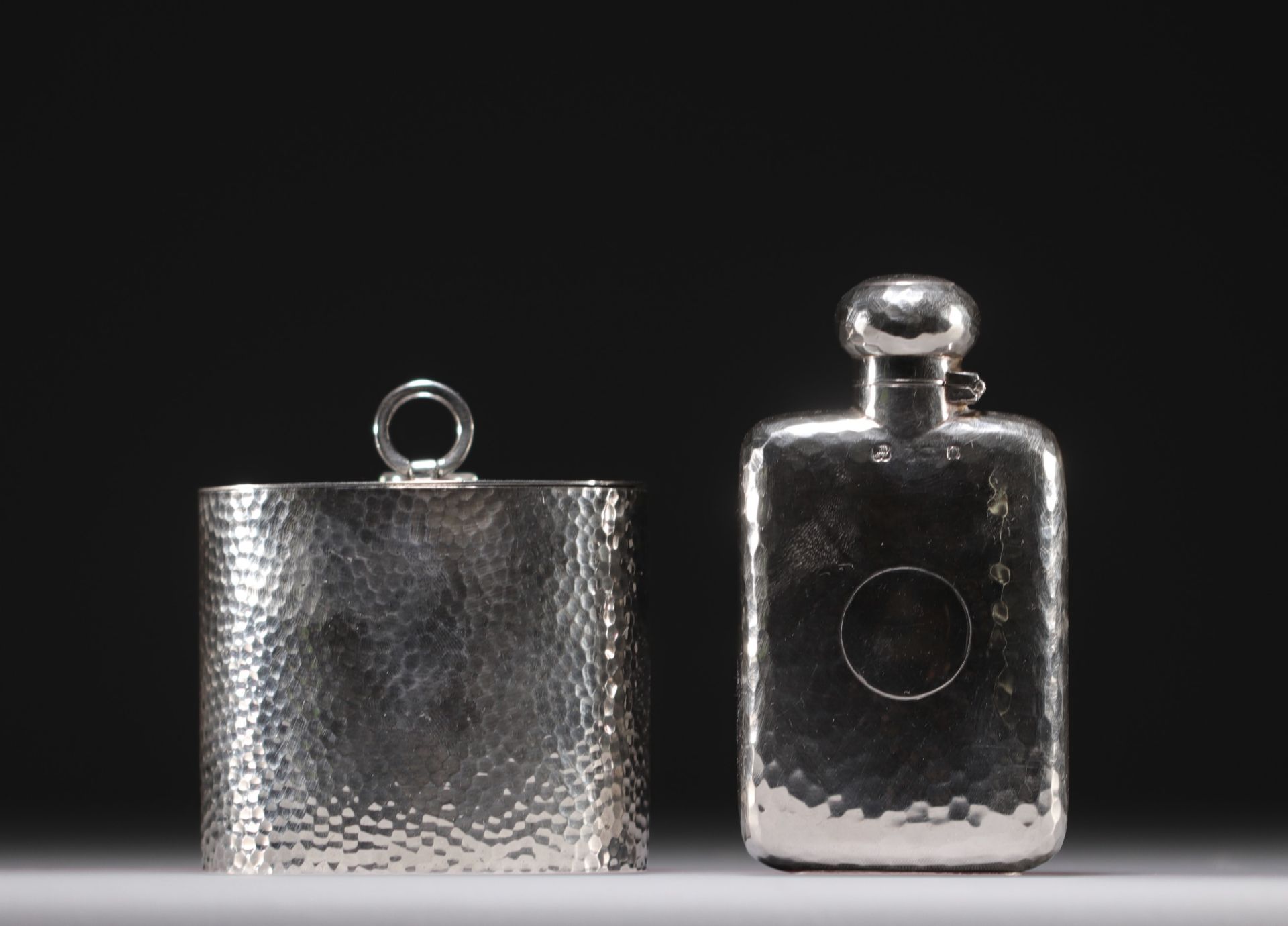 Set consisting of a silver tea flask and box, various hallmarks.
