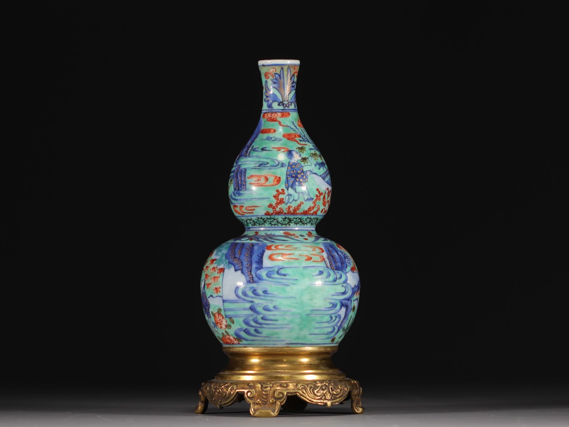 China - Porcelain double gourd vase with figures, gilt bronze mounting, Qing period. - Bild 4 aus 6