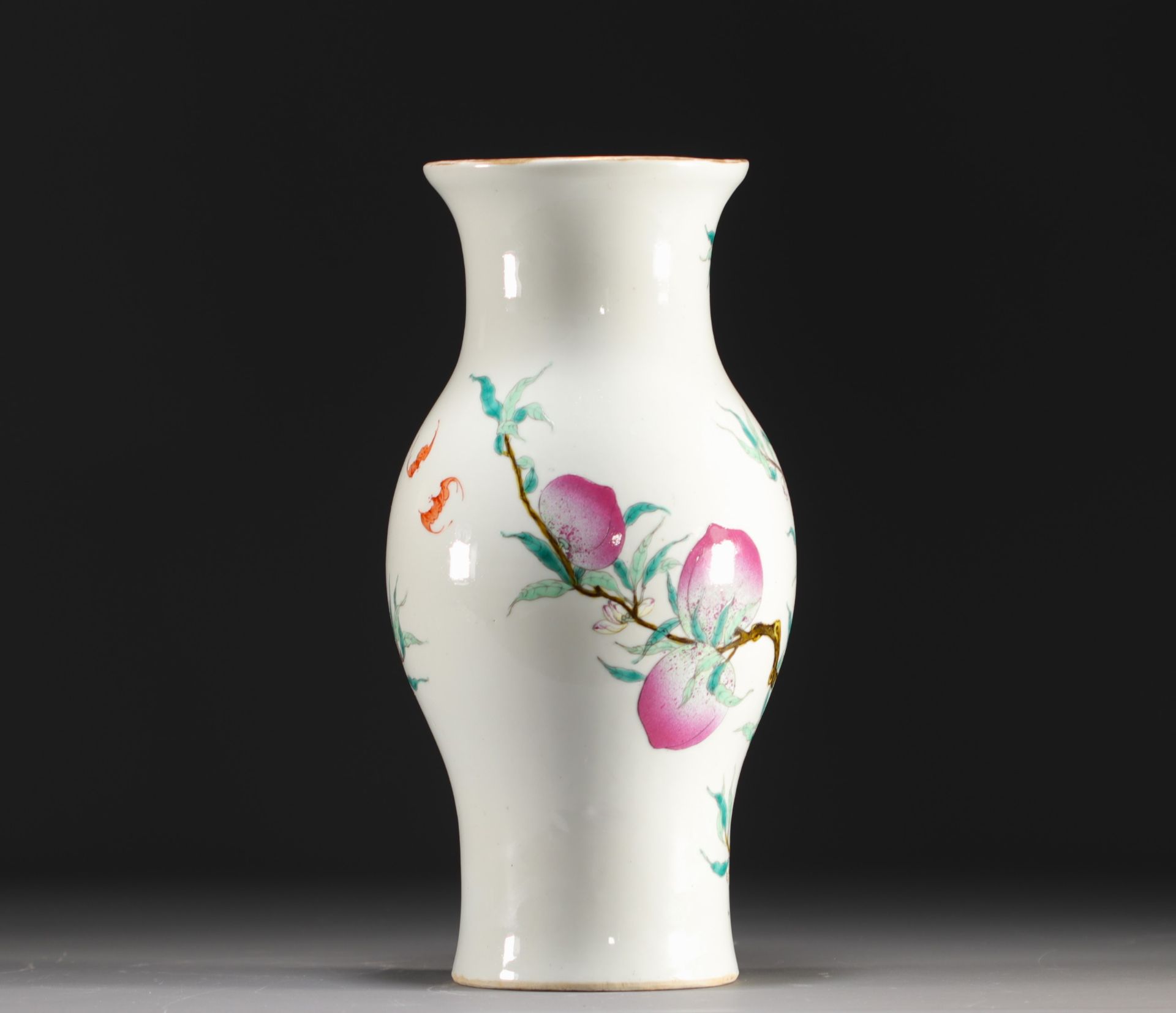 China - Porcelain vase with nine peaches design, famille rose, Qing period. - Bild 5 aus 7